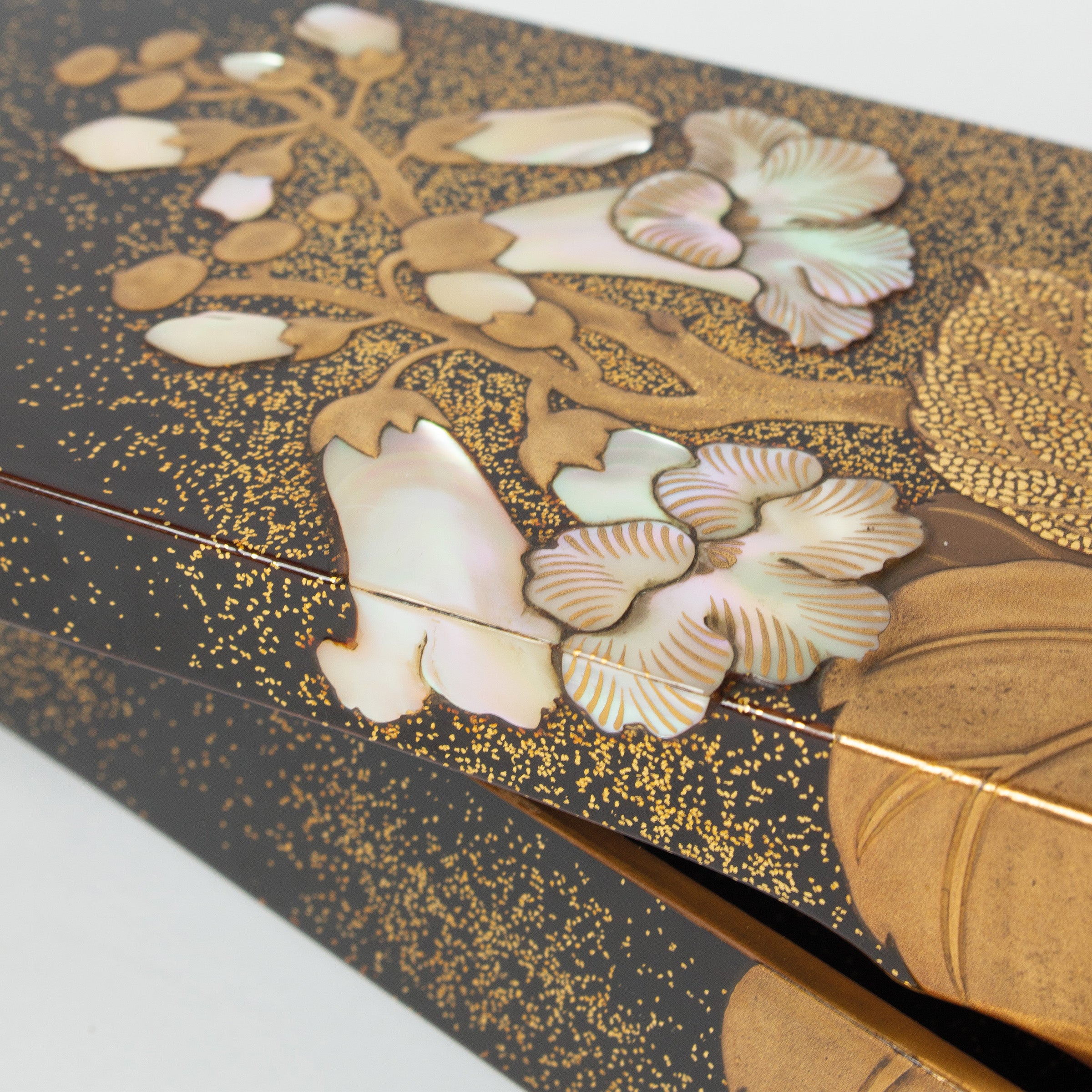 Poem box (tanzakubako) in lacquer, embossed gold powder and mother-of-pearl, Rimpa school