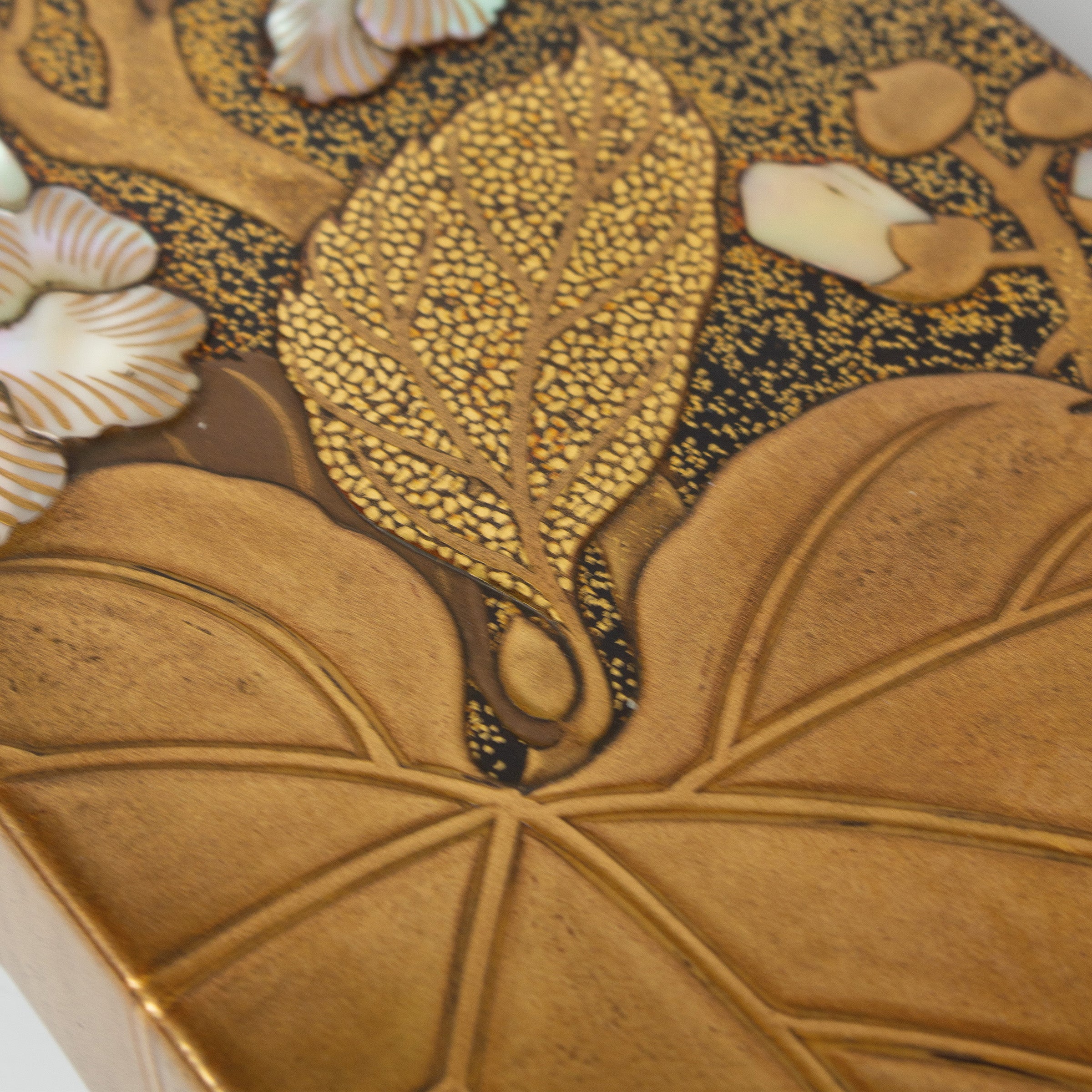 Poem box (tanzakubako) in lacquer, embossed gold powder and mother-of-pearl, Rimpa school