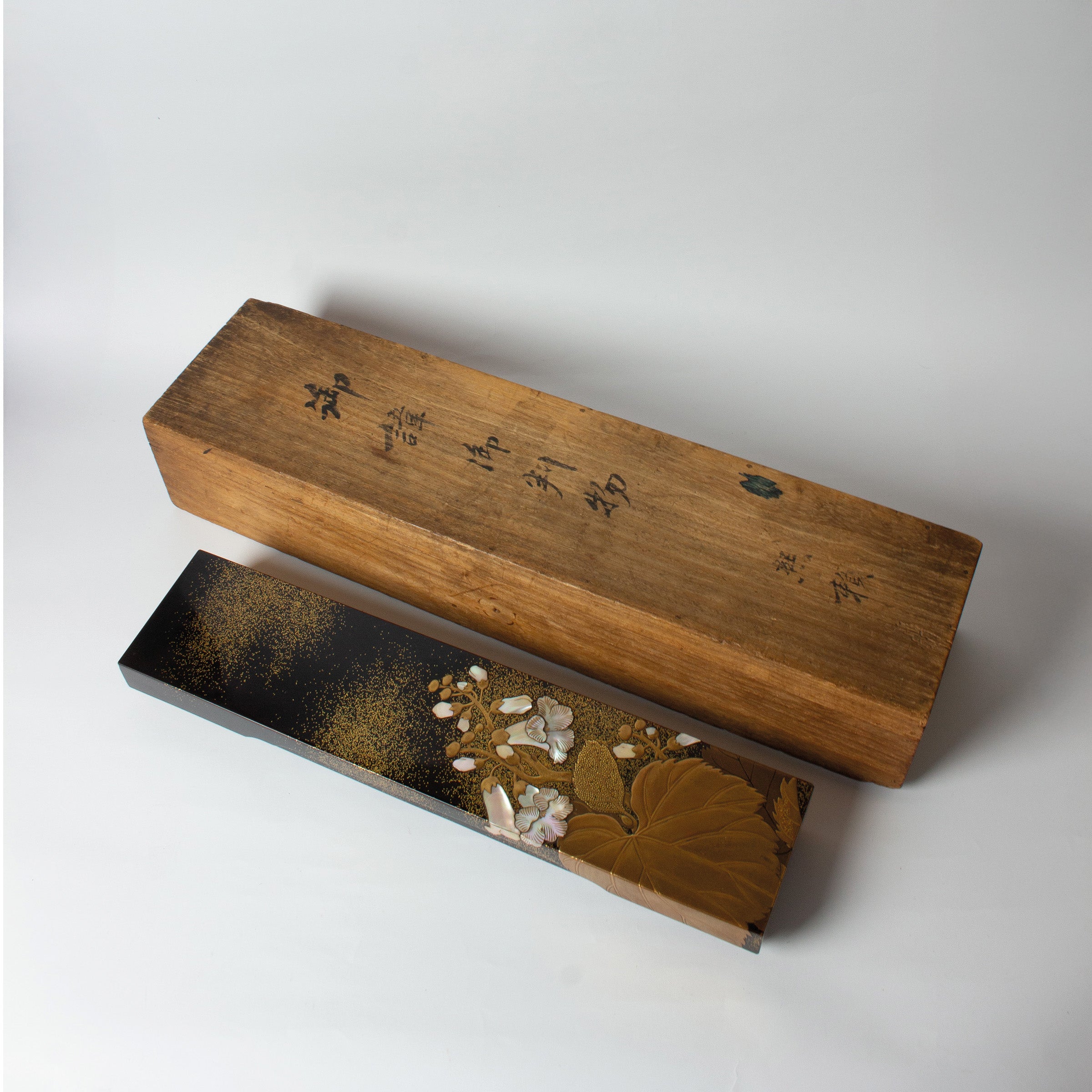 Poem box (tanzakubako) in lacquer, embossed gold powder and mother-of-pearl, Rimpa school