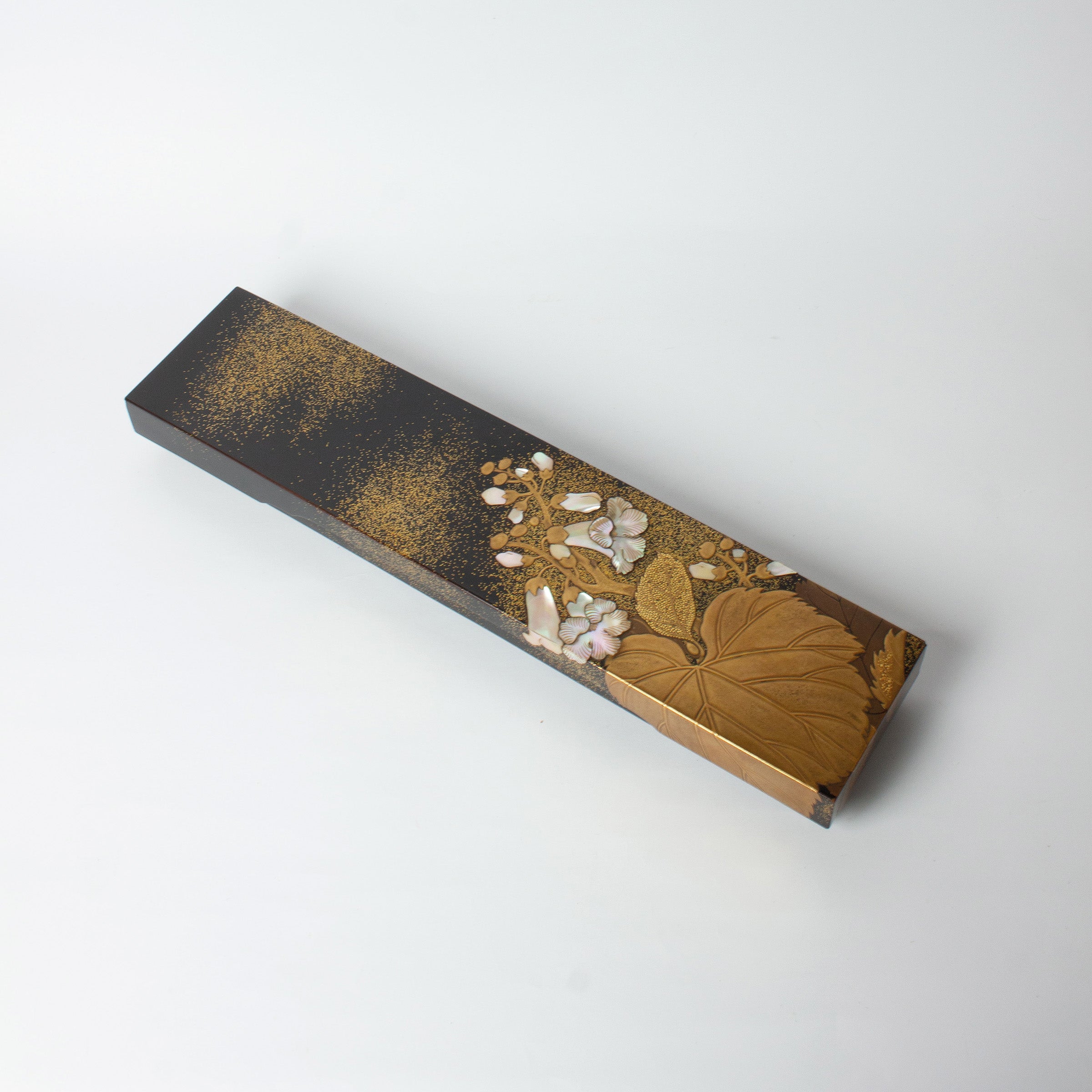 Poem box (tanzakubako) in lacquer, embossed gold powder and mother-of-pearl, Rimpa school