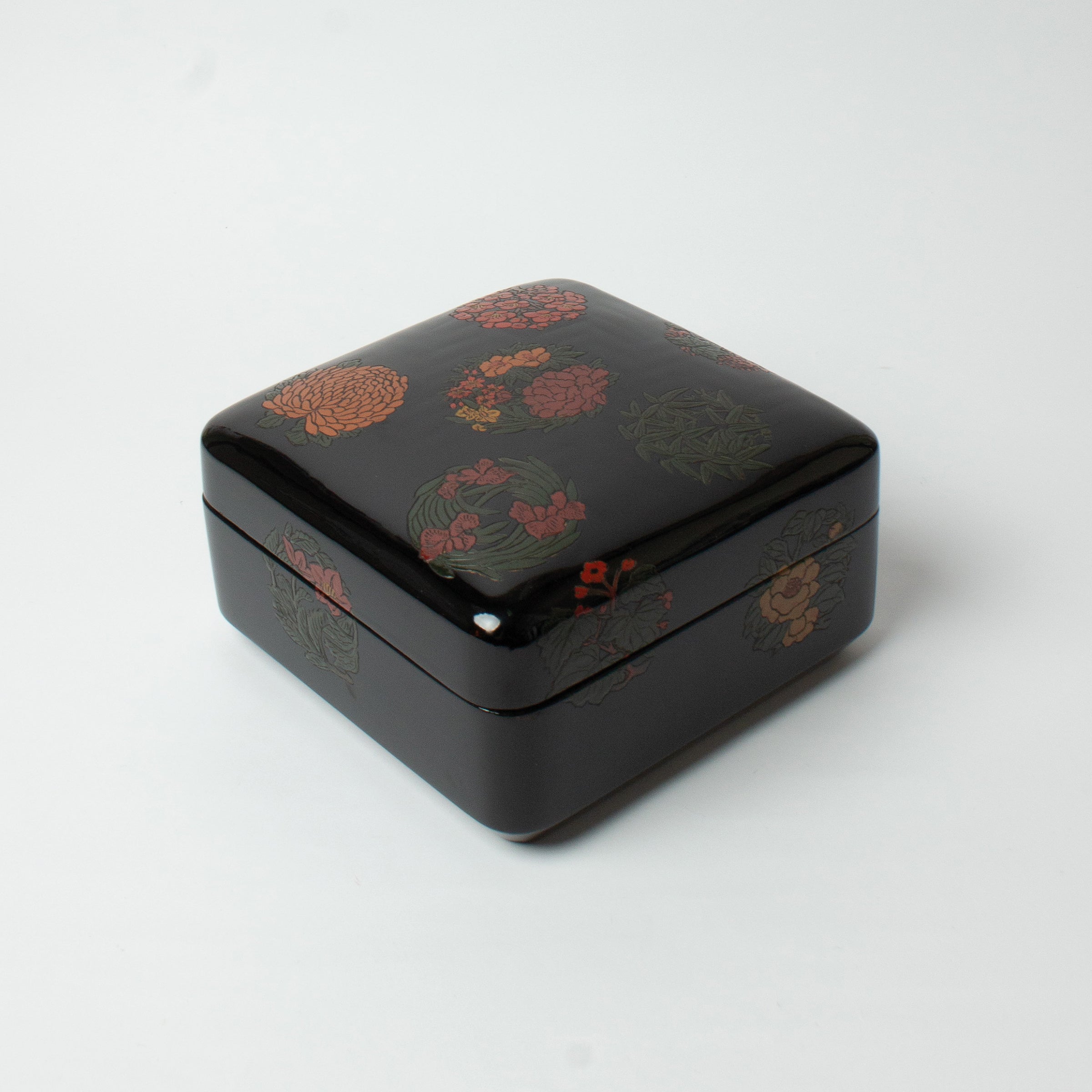 Square box in rare Sanuki lacquer, gosetsuzu decoration (five clear motifs)