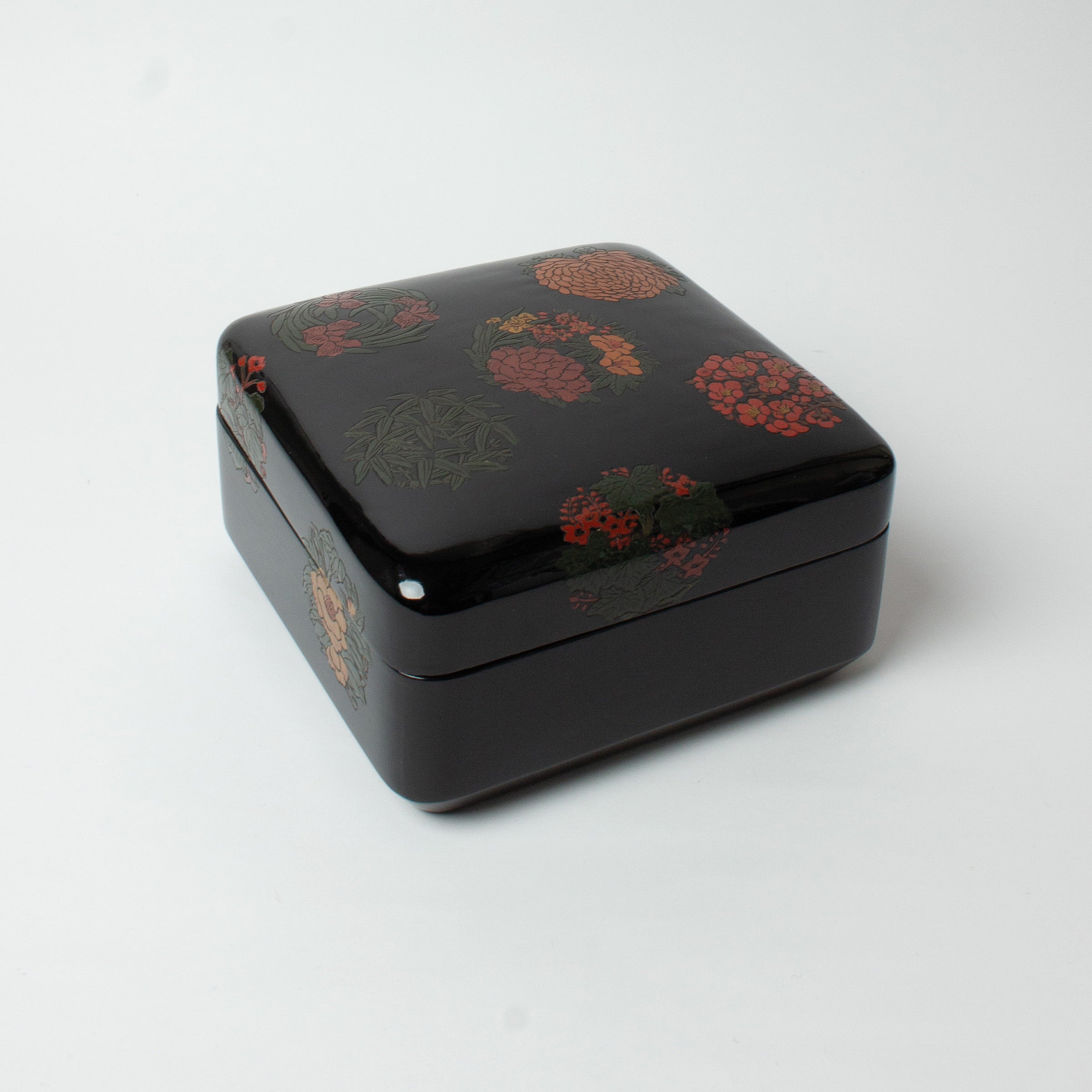 Square box in rare Sanuki lacquer, gosetsuzu decoration (five clear motifs)