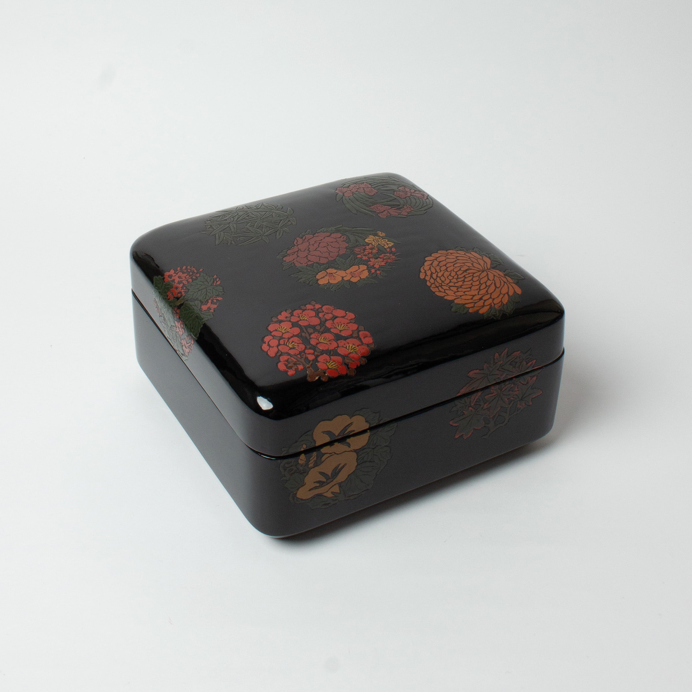 Square box in rare Sanuki lacquer, gosetsuzu decoration (five clear motifs)