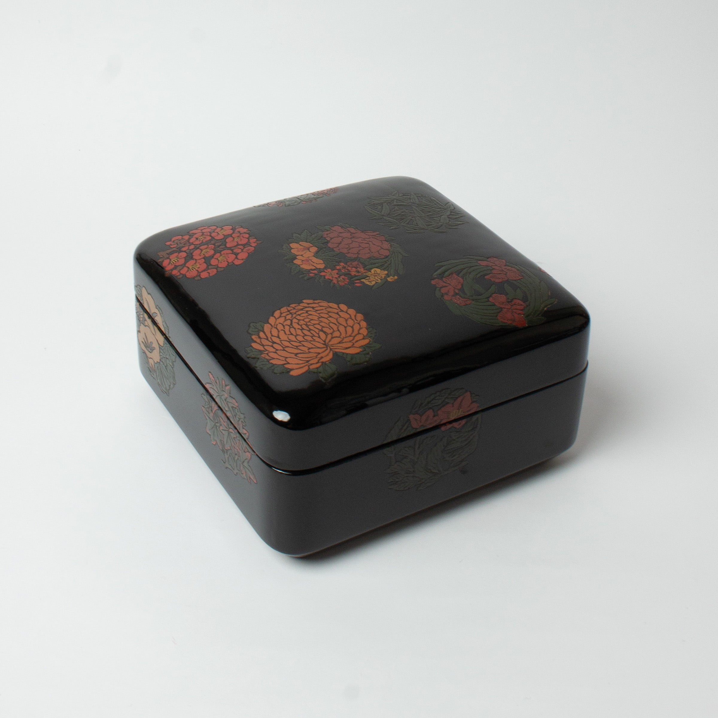 Square box in rare Sanuki lacquer, gosetsuzu decoration (five clear motifs)