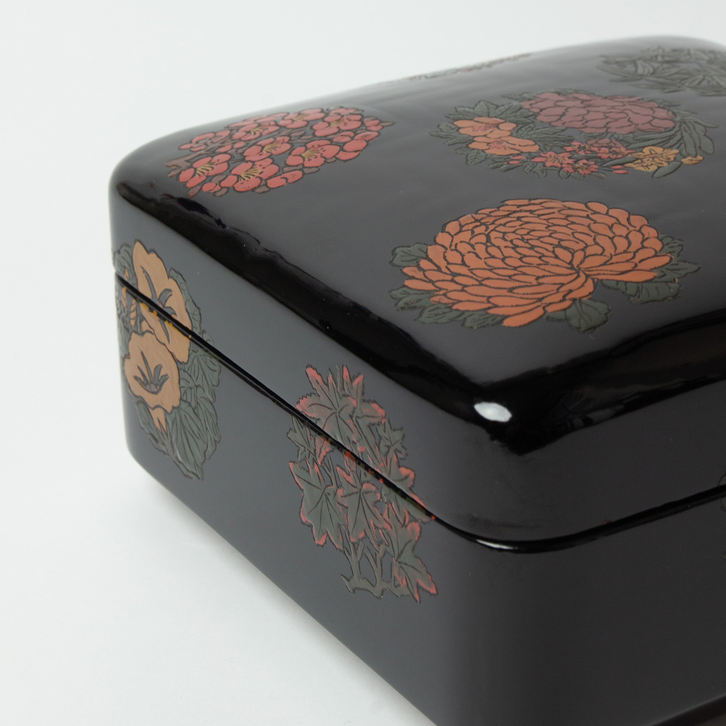 Square box in rare Sanuki lacquer, gosetsuzu decoration (five clear motifs)
