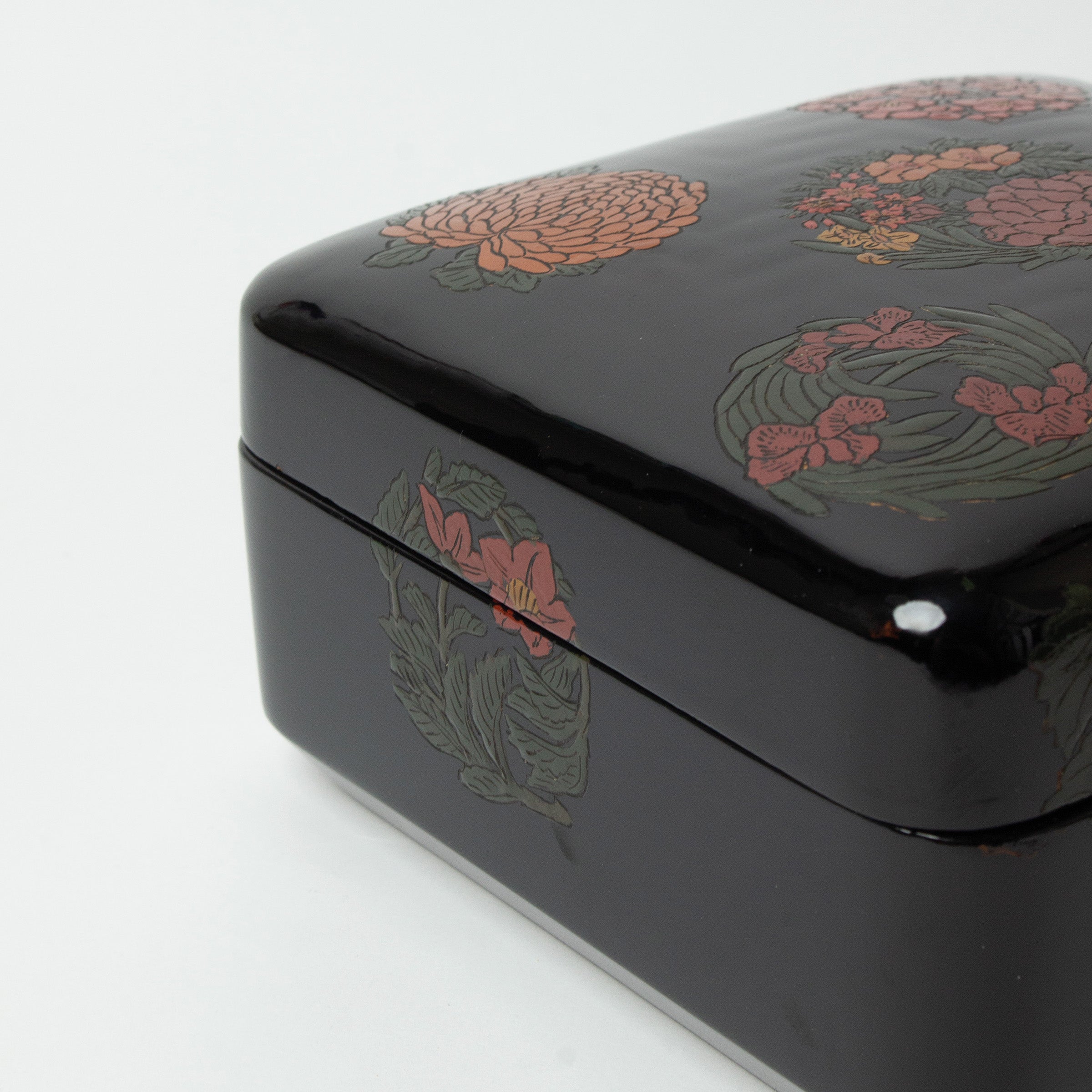 Square box in rare Sanuki lacquer, gosetsuzu decoration (five clear motifs)