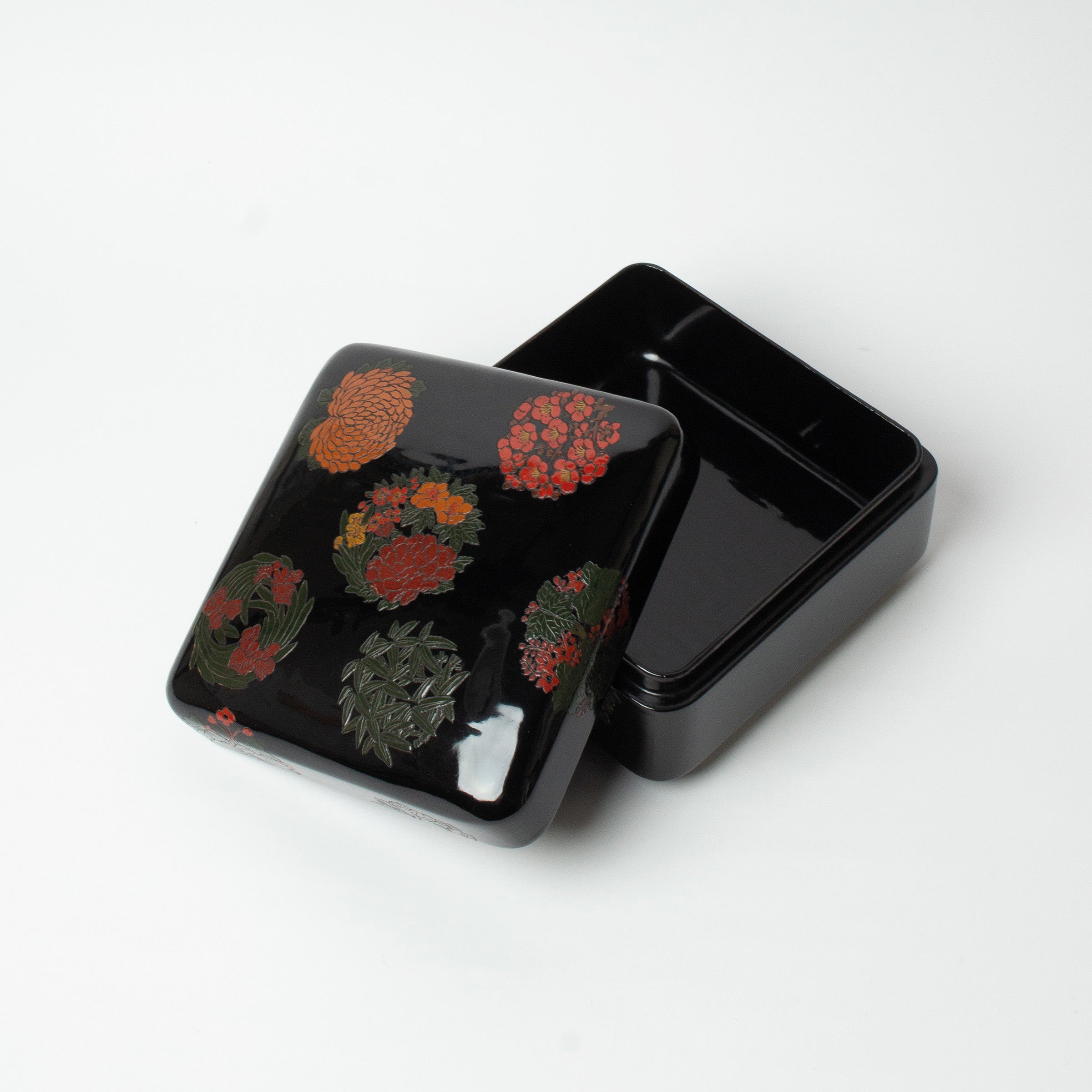 Square box in rare Sanuki lacquer, gosetsuzu decoration (five clear motifs)