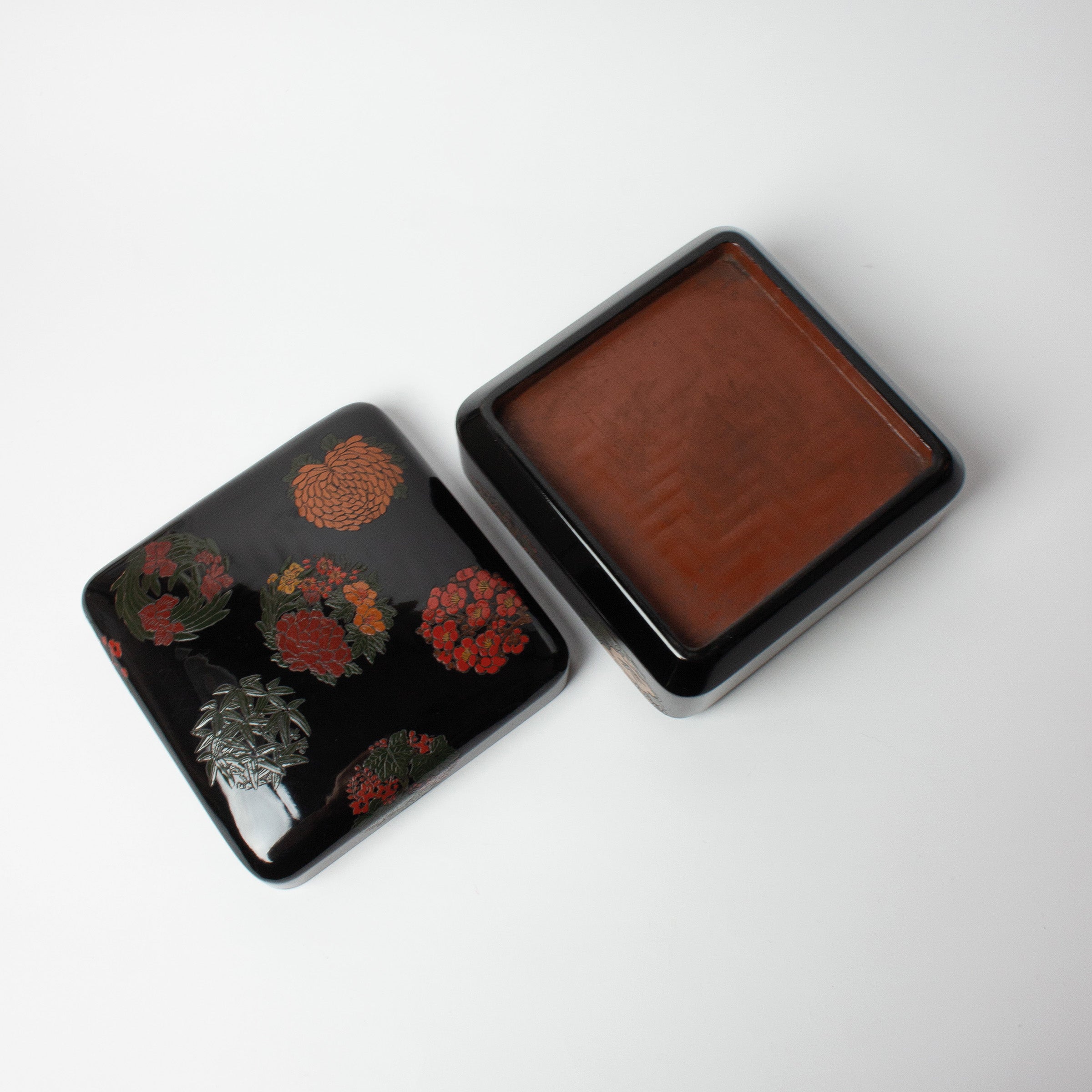 Square box in rare Sanuki lacquer, gosetsuzu decoration (five clear motifs)