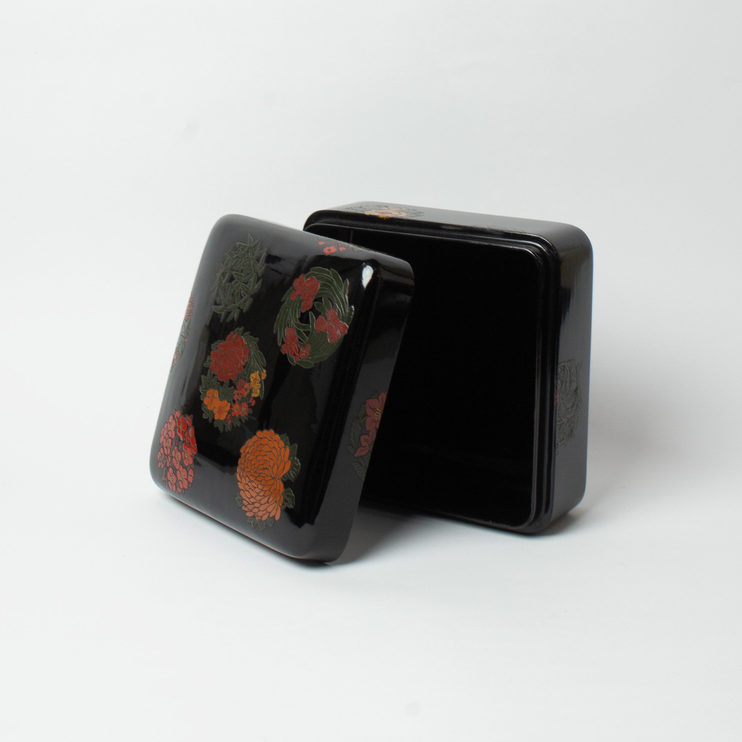 Square box in rare Sanuki lacquer, gosetsuzu decoration (five clear motifs)