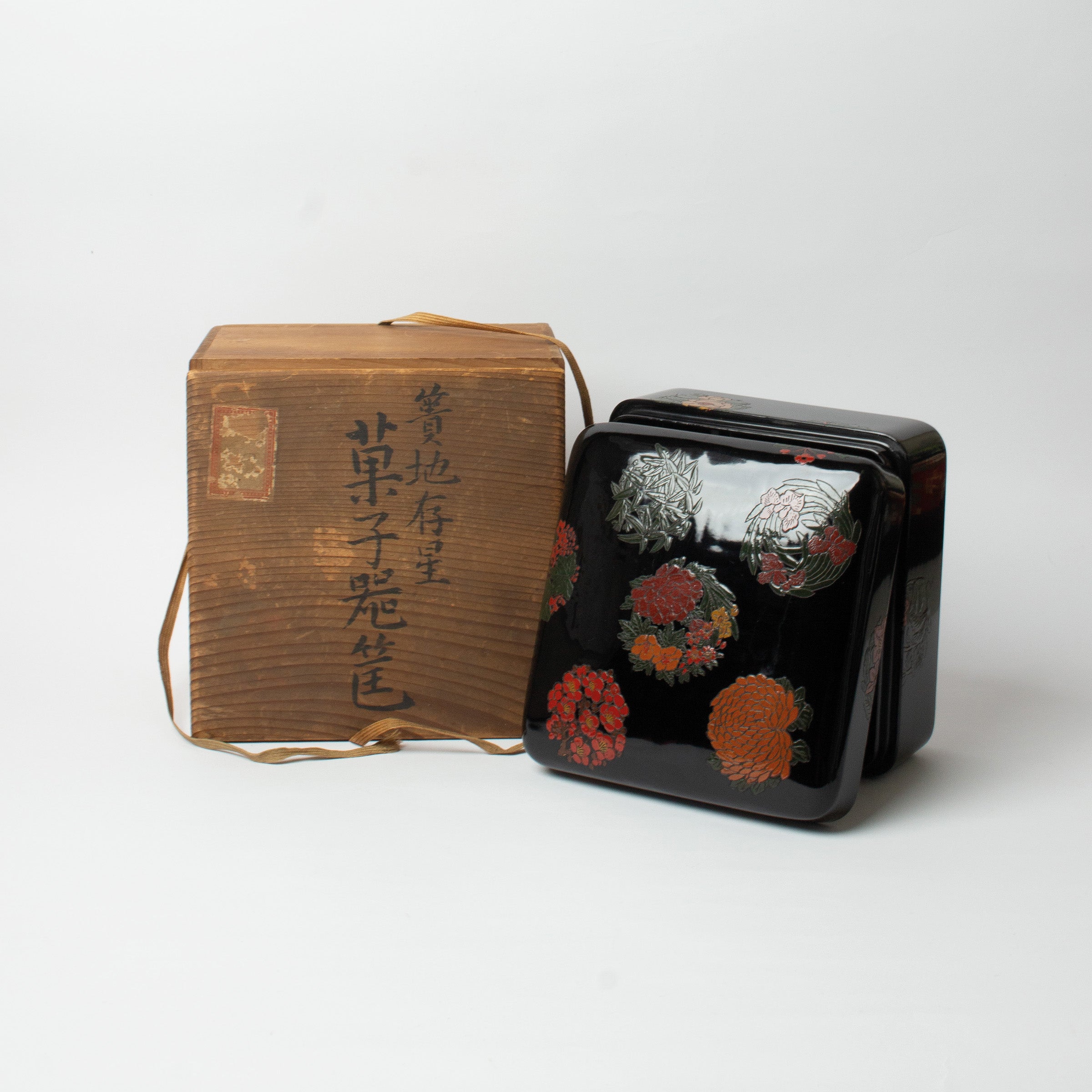 Square box in rare Sanuki lacquer, gosetsuzu decoration (five clear motifs)