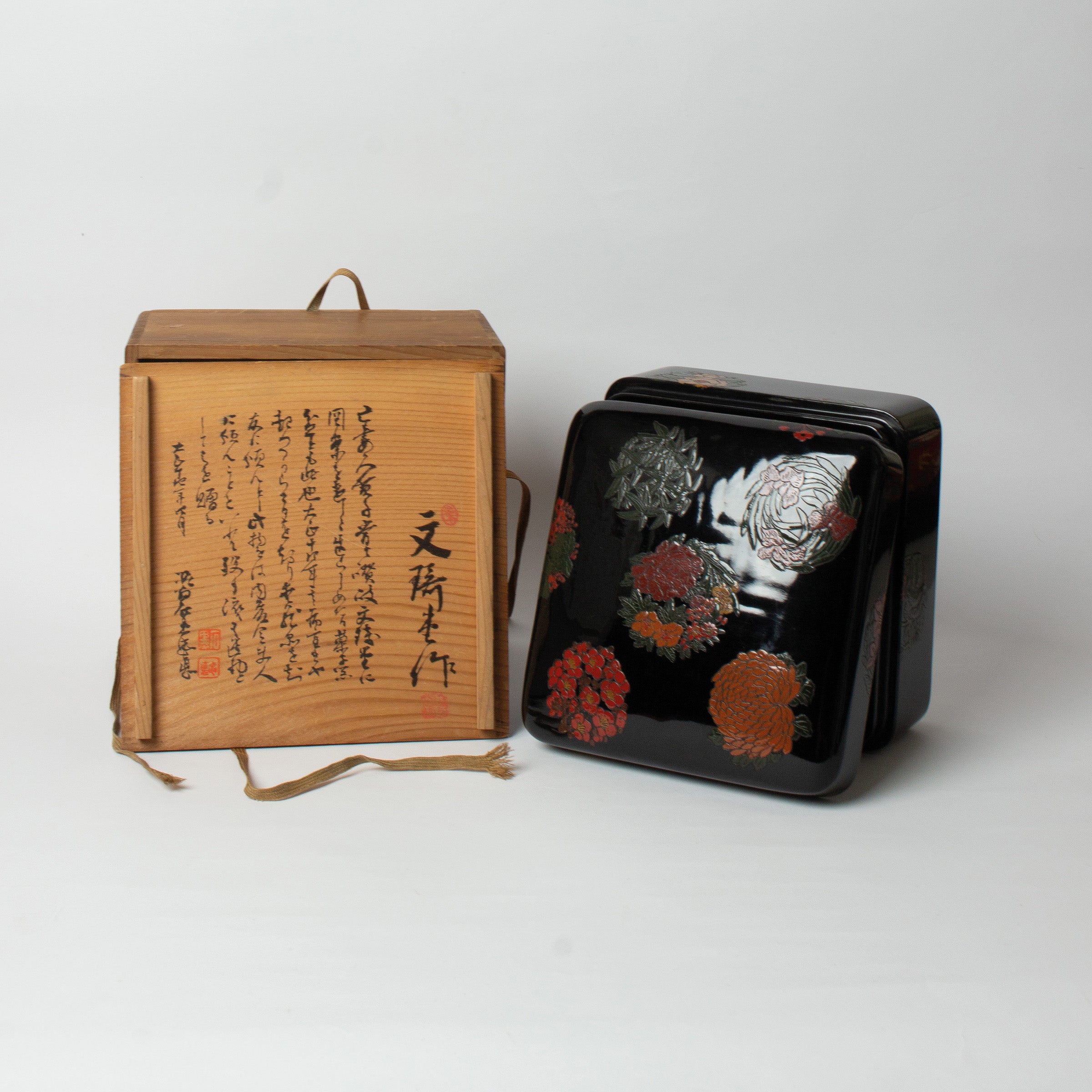 Square box in rare Sanuki lacquer, gosetsuzu decoration (five clear motifs)