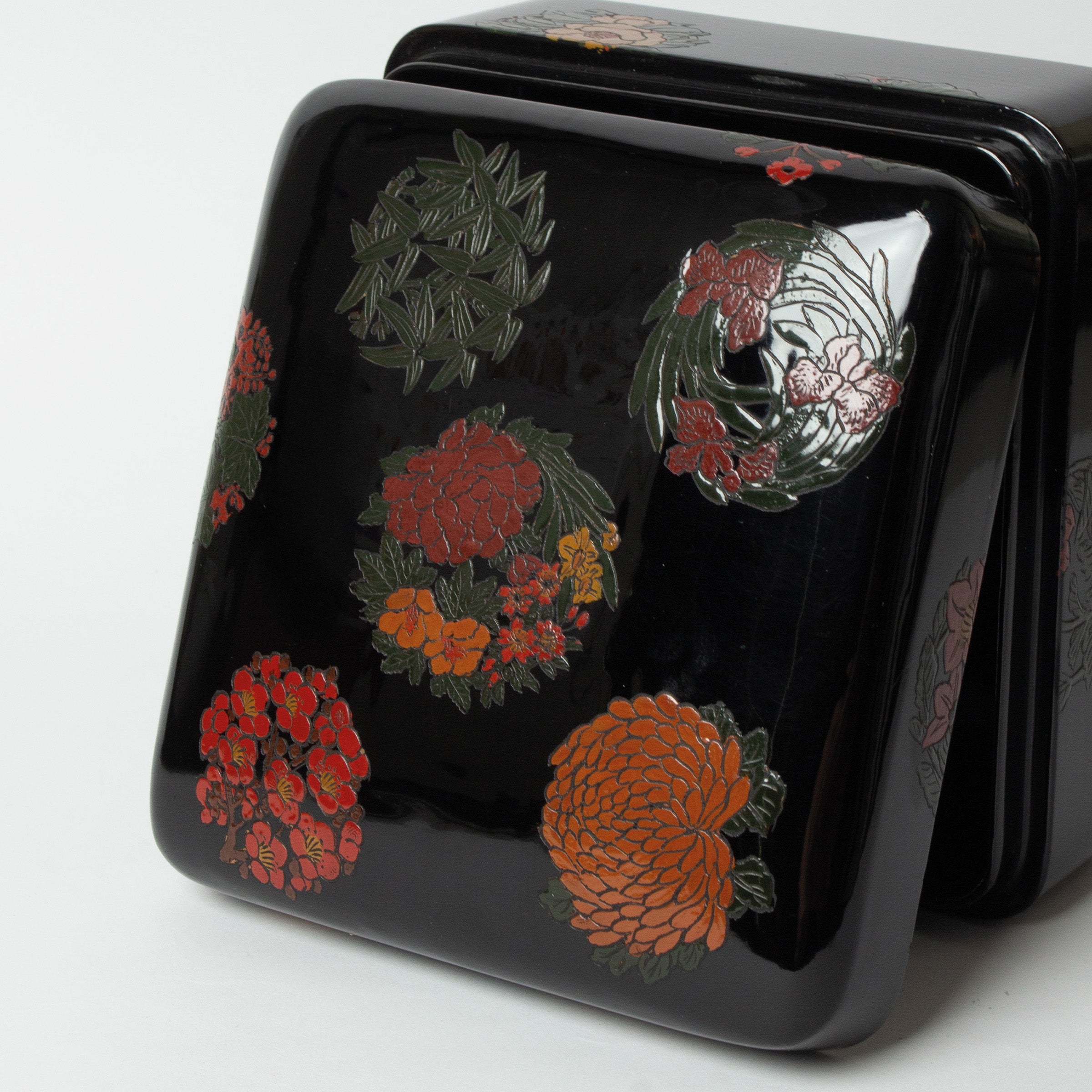 Square box in rare Sanuki lacquer, gosetsuzu decoration (five clear motifs)