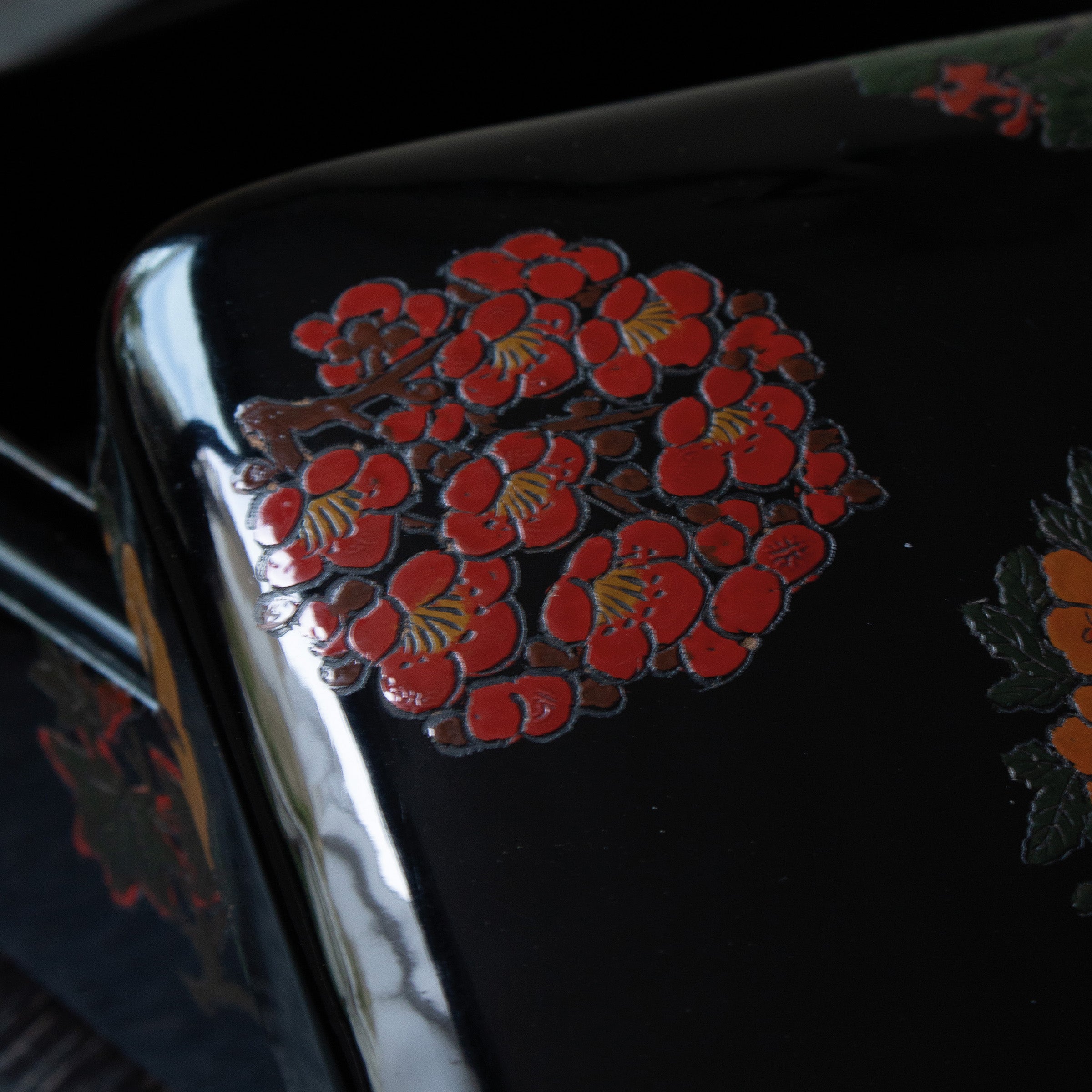 Square box in rare Sanuki lacquer, gosetsuzu decoration (five clear motifs)