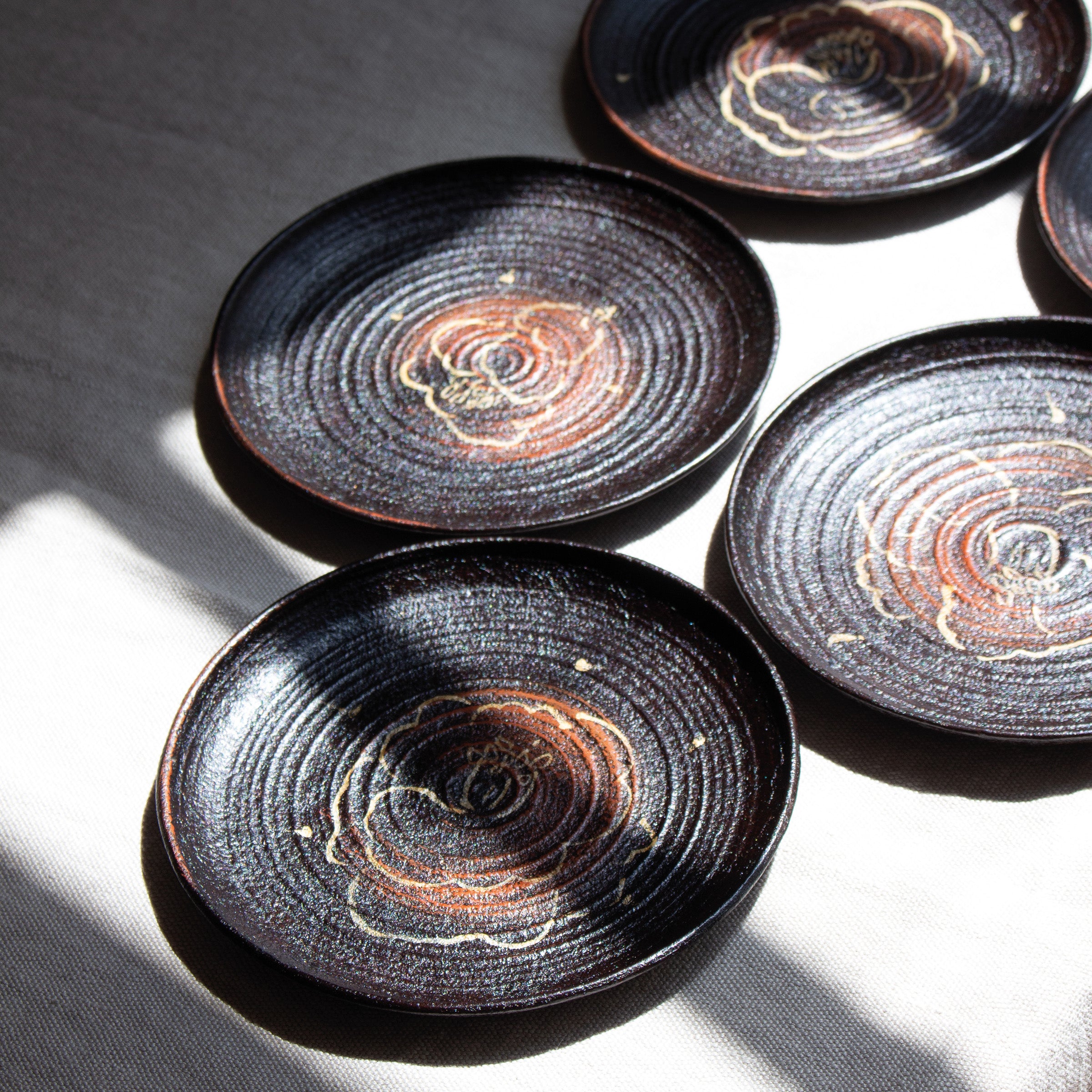 5 washi and urushi lacquer plates, camellia pattern, by Kazuhisa Andō 