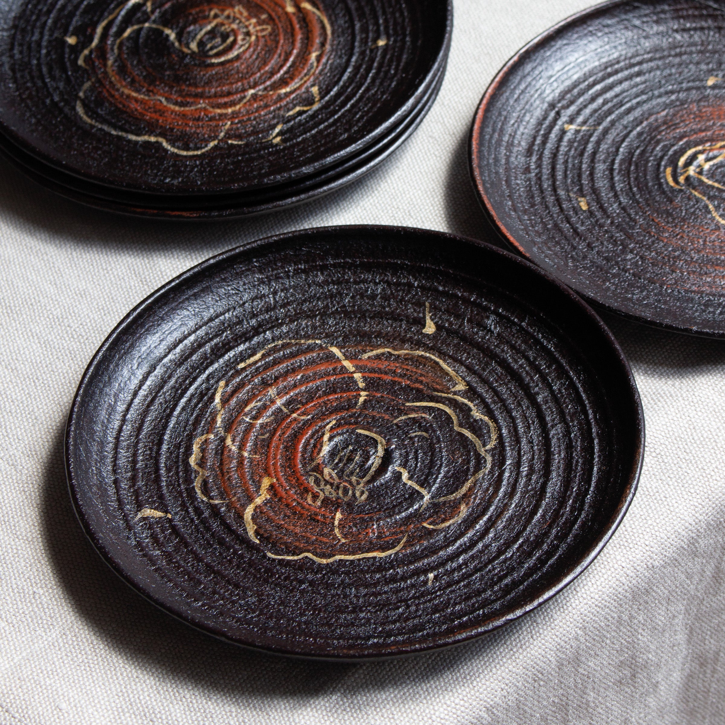 5 washi and urushi lacquer plates, camellia pattern, by Kazuhisa Andō 