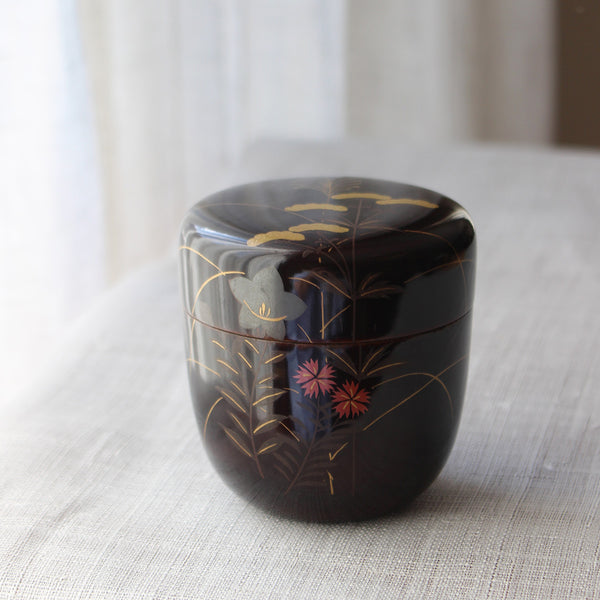 Natsume (boîte à thé) japonais en laque urushi et maki-e, motif Fleurs Sauvages