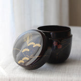 Natsume (boîte à thé) japonais en laque urushi et maki-e, motif Fleurs Sauvages
