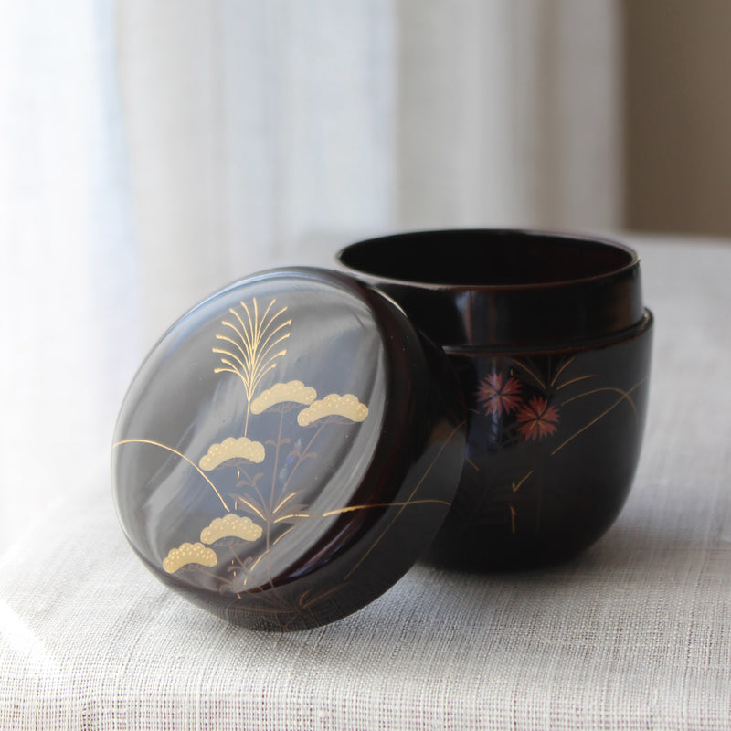 Natsume (boîte à thé) japonais en laque urushi et maki-e, motif Fleurs Sauvages