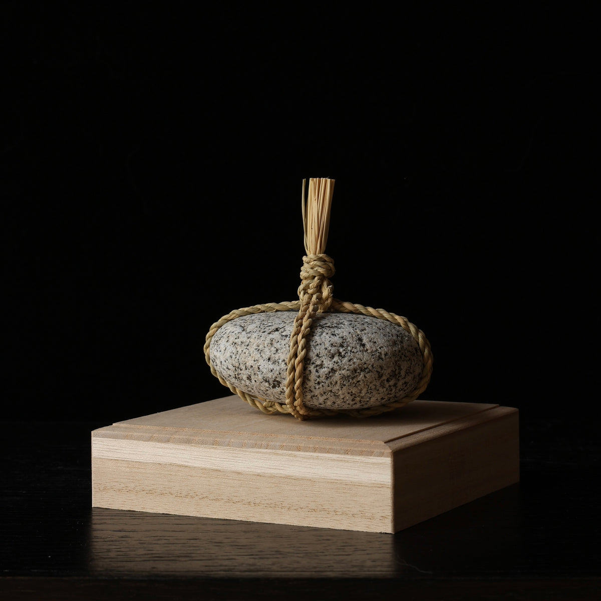 Sekimori #23, pierre et corde en paille de riz (wara)