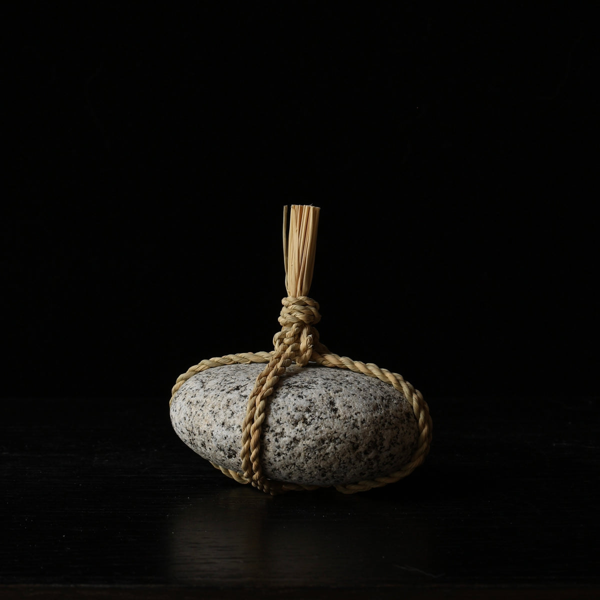 Sekimori #23, pierre et corde en paille de riz (wara)
