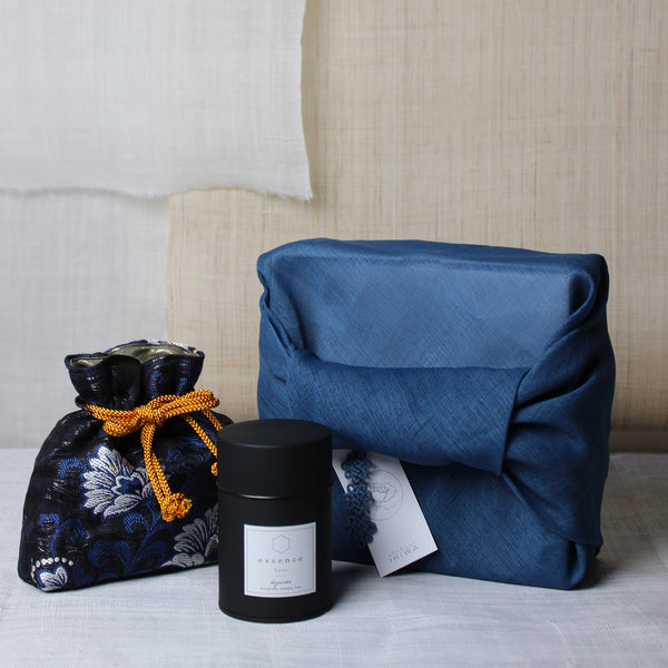 Coffret avec pochette tissage Nishijin en brocart de fleurs tons de bleus et boîte de thé Hojicha