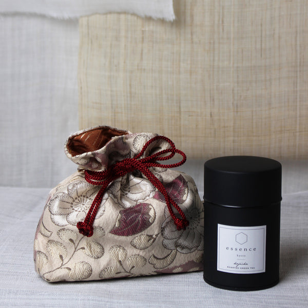 Coffret avec pochette tissage Nishijin en brocart de fleurs tons beige et vieux rose et boîte de thé Hojicha