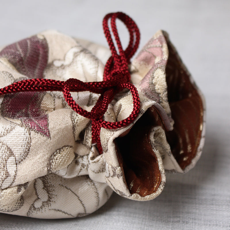 Gift Box with Nishijin weaving pouch in beige and pink flower brocade and Hojicha tea