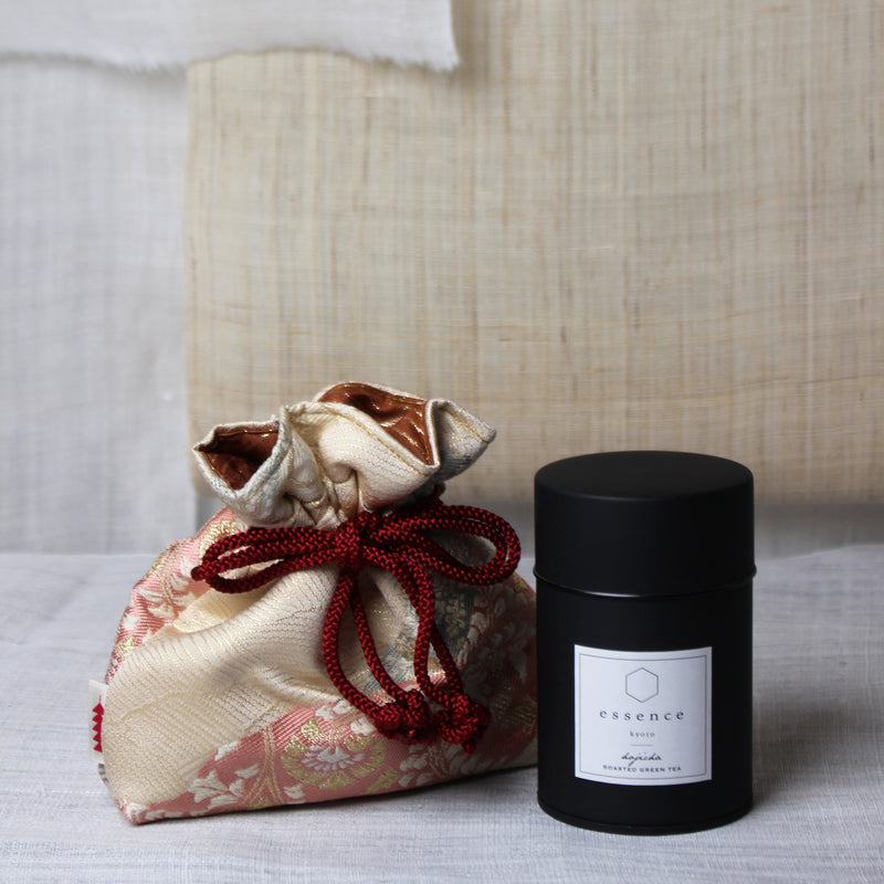 Coffret avec pochette tissage Nishijin en brocart tons beige, rose, or et boîte de thé Hojicha