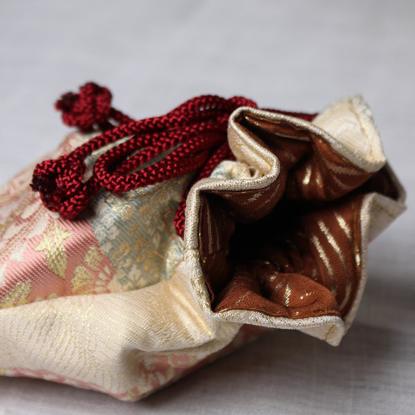 Coffret avec pochette tissage Nishijin en brocart tons beige, rose, or et boîte de thé Hojicha