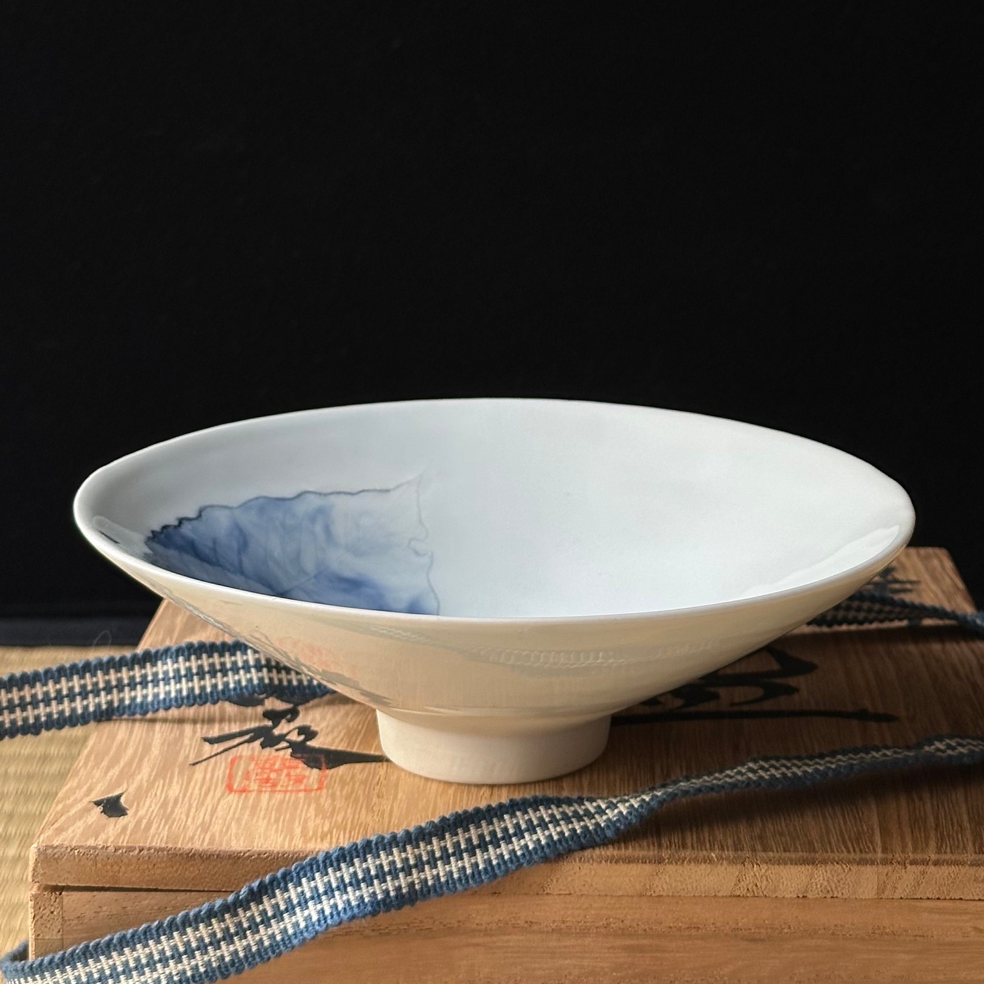 Coupe en porcelaine sometsuke de Iwao Katō