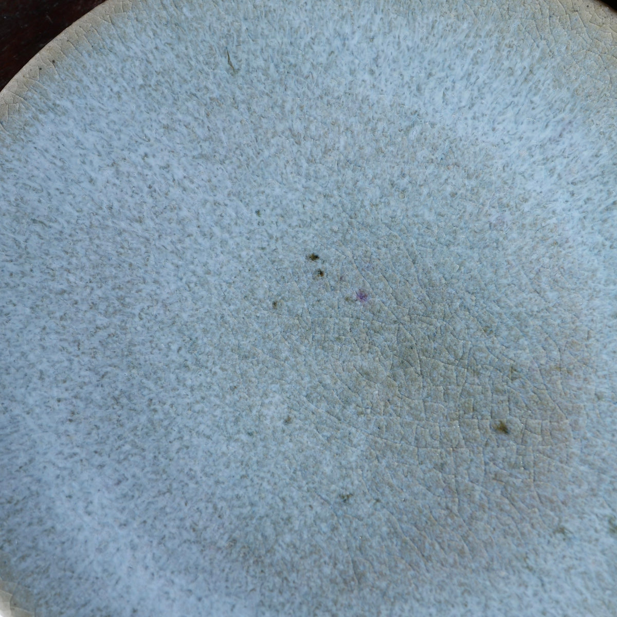 Assiette à glaçure de cendre de l’atelier Tokinoha