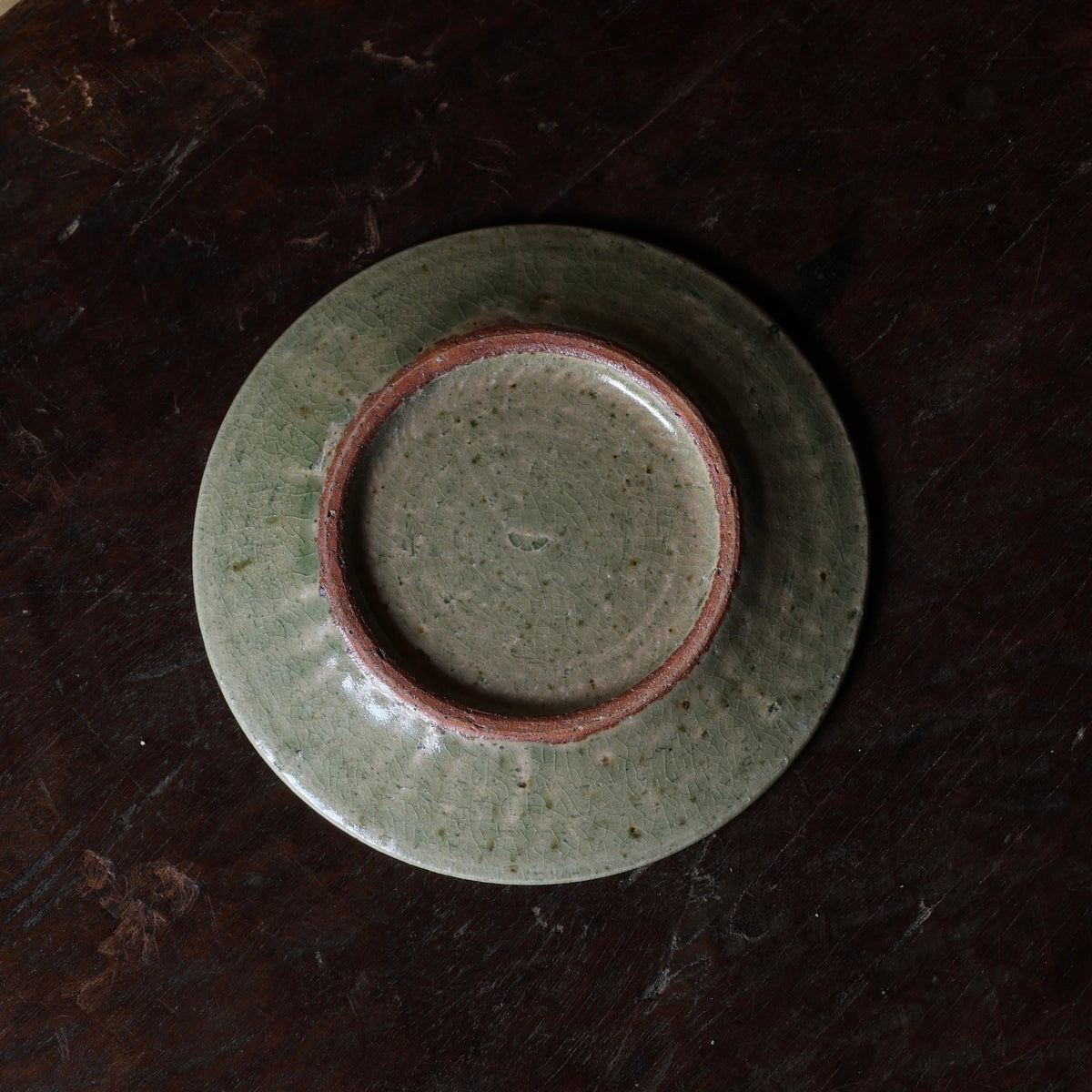 Assiette à glaçure de cendre de l’atelier Tokinoha