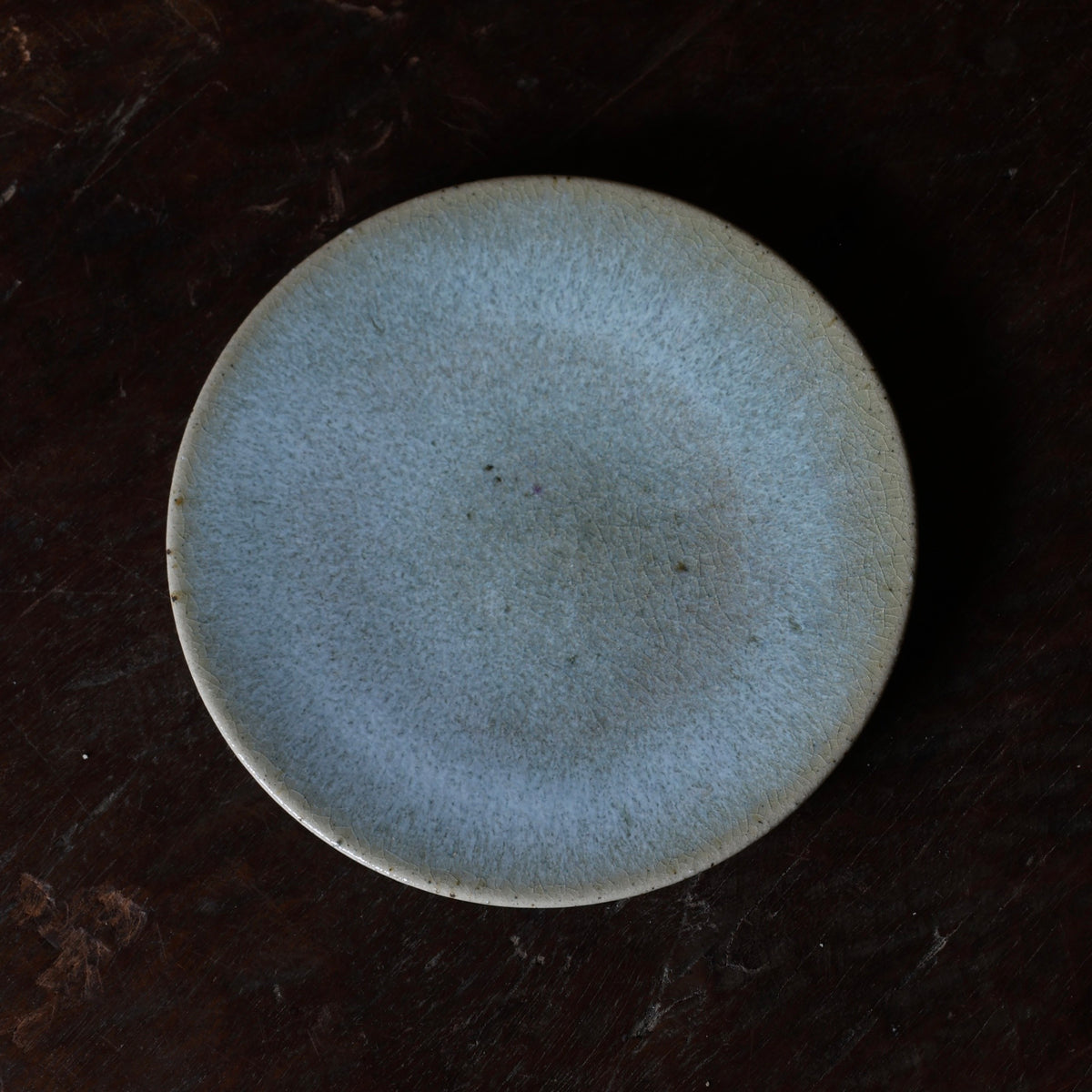 Assiette à glaçure de cendre de l’atelier Tokinoha