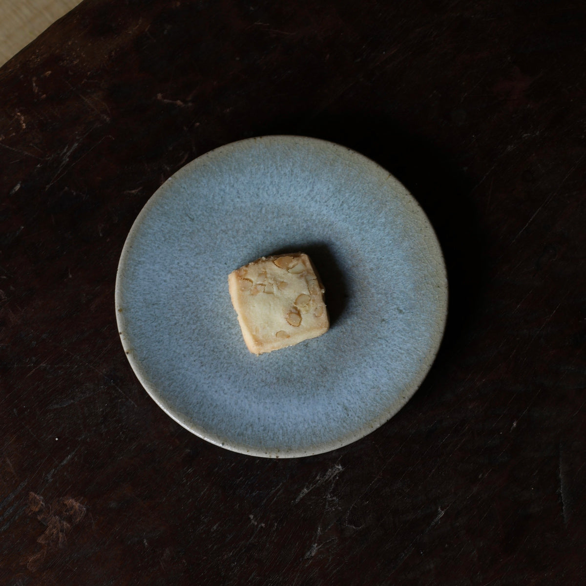 Assiette à glaçure de cendre de l’atelier Tokinoha