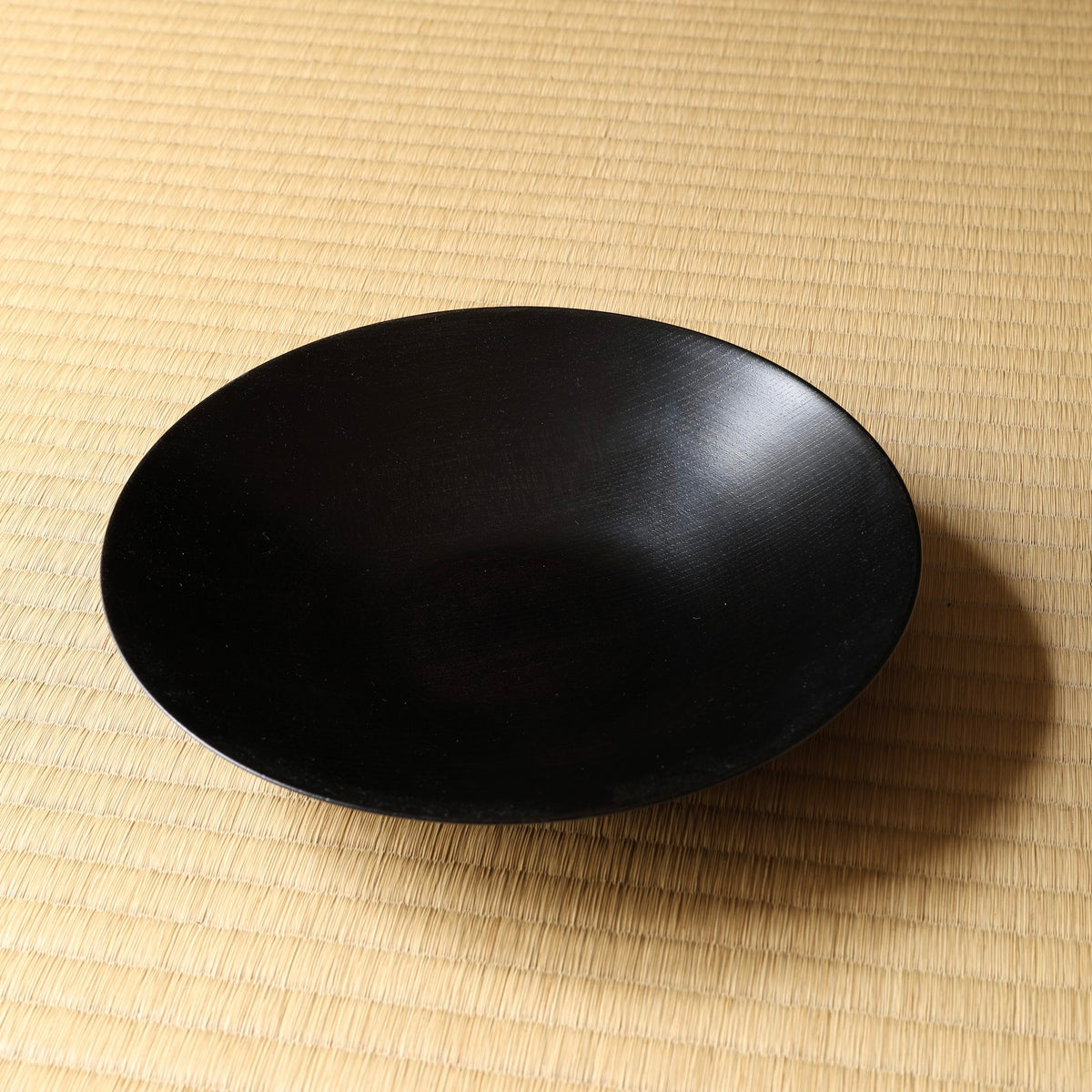 Sen wood plates with black urushi lacquer by Kihachi Kōbō