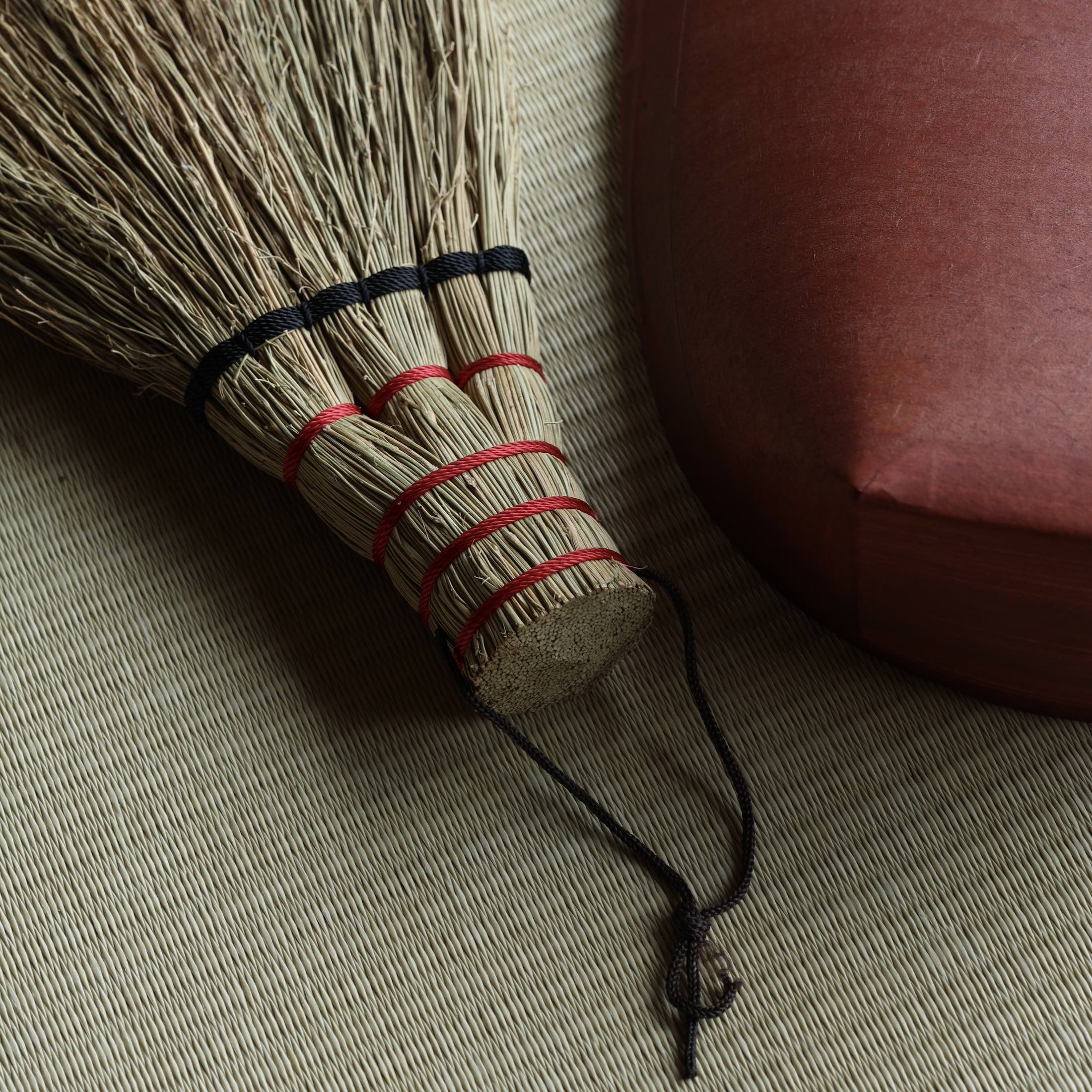 Japanese sweeping set: sorghum broom and khaki-dyed washi paper dustpan