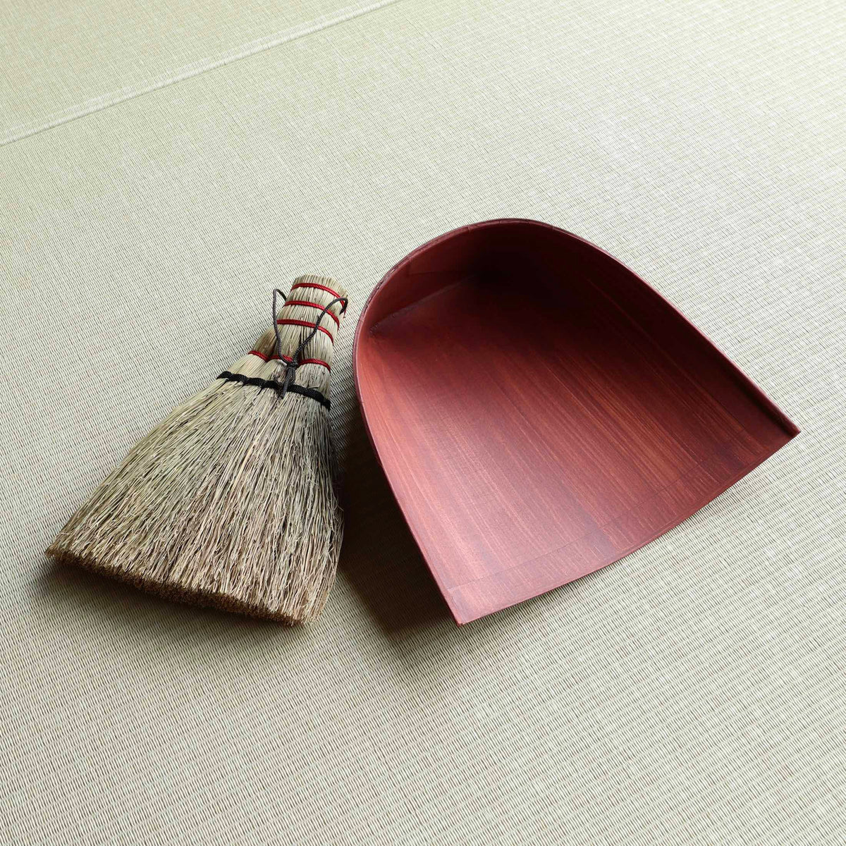 Japanese sweeping set: sorghum broom and khaki-dyed washi paper dustpan