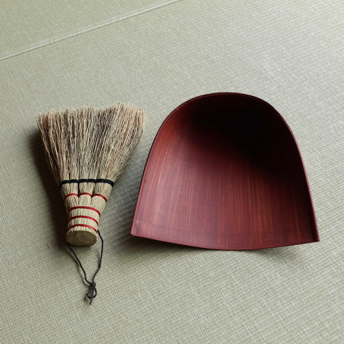 Japanese sweeping set: sorghum broom and khaki-dyed washi paper dustpan