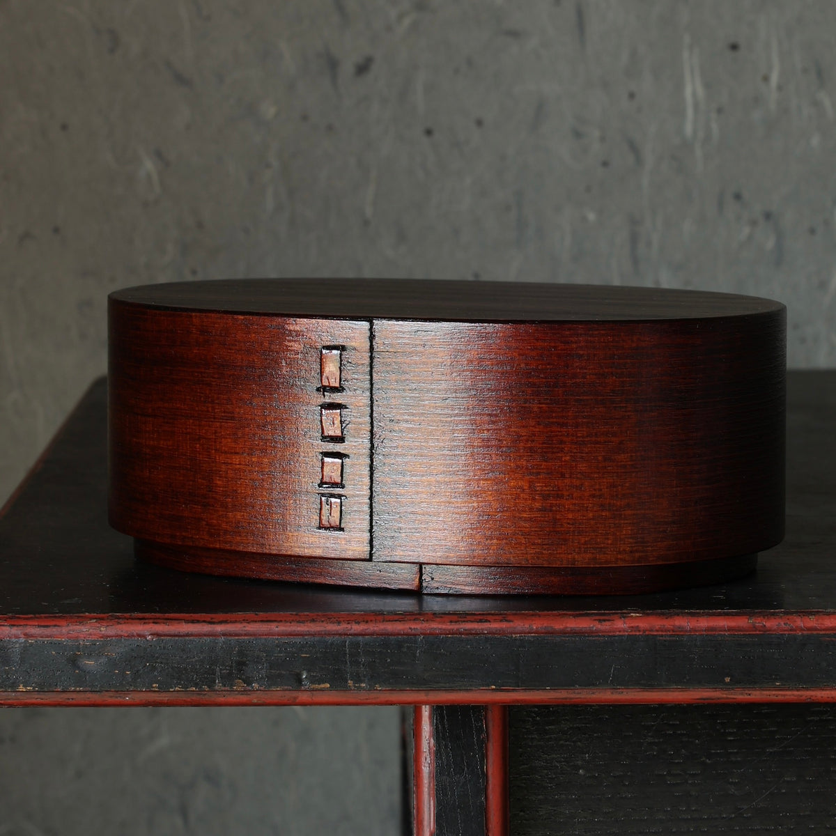Oval box in sugi wood and urushi lacquer - Kiso Valley