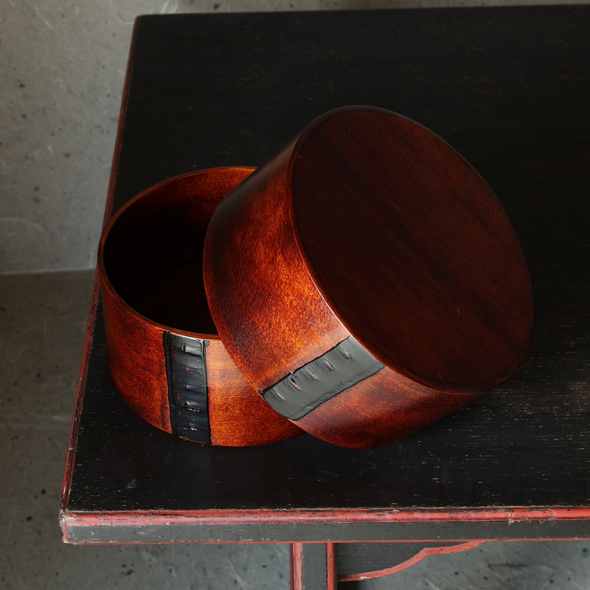 Round hinoki wood and urushi lacquer box, Kiso Valley