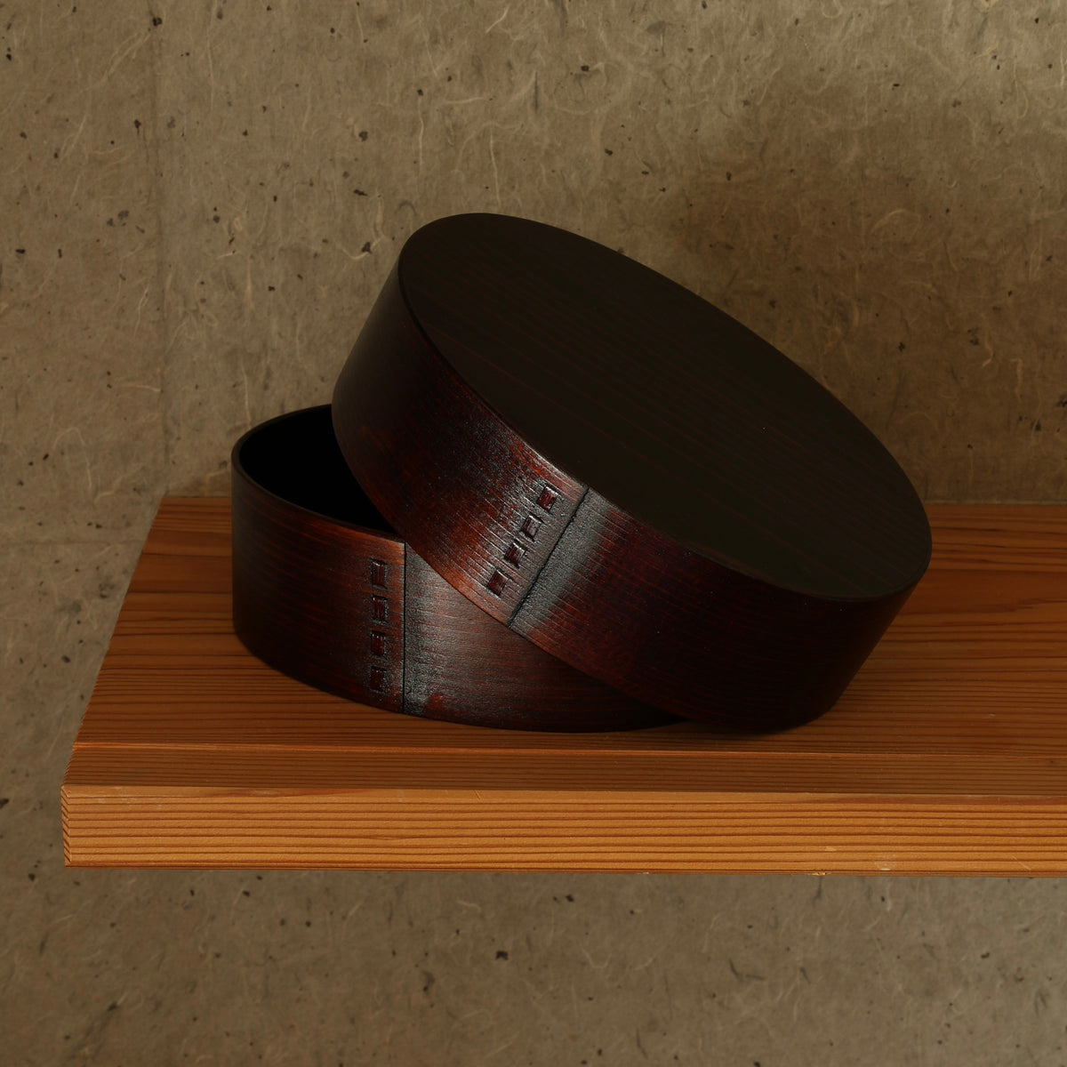 Oval box in sugi wood and urushi lacquer - Kiso Valley