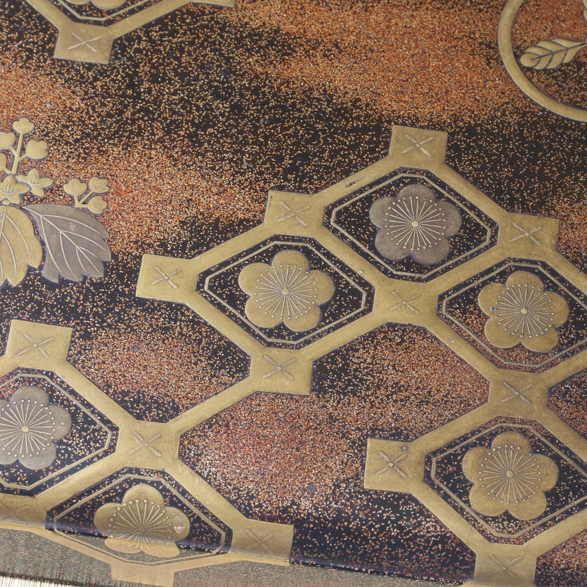 Suzuribako (boîte japonaise d’écriture) du domaine de Tosa en laque urushi et or, décor kikkō ume ( hexagone et prunier) et kamon (emblèmes familiaux)