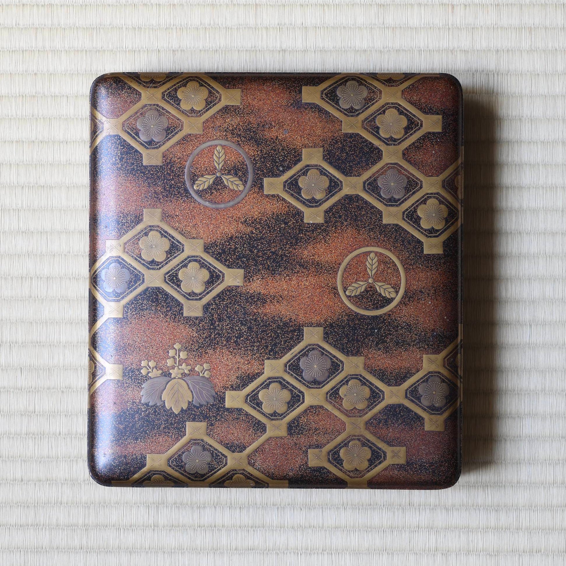 Suzuribako (boîte japonaise d’écriture) du domaine de Tosa en laque urushi et or, décor kikkō ume ( hexagone et prunier) et kamon (emblèmes familiaux)