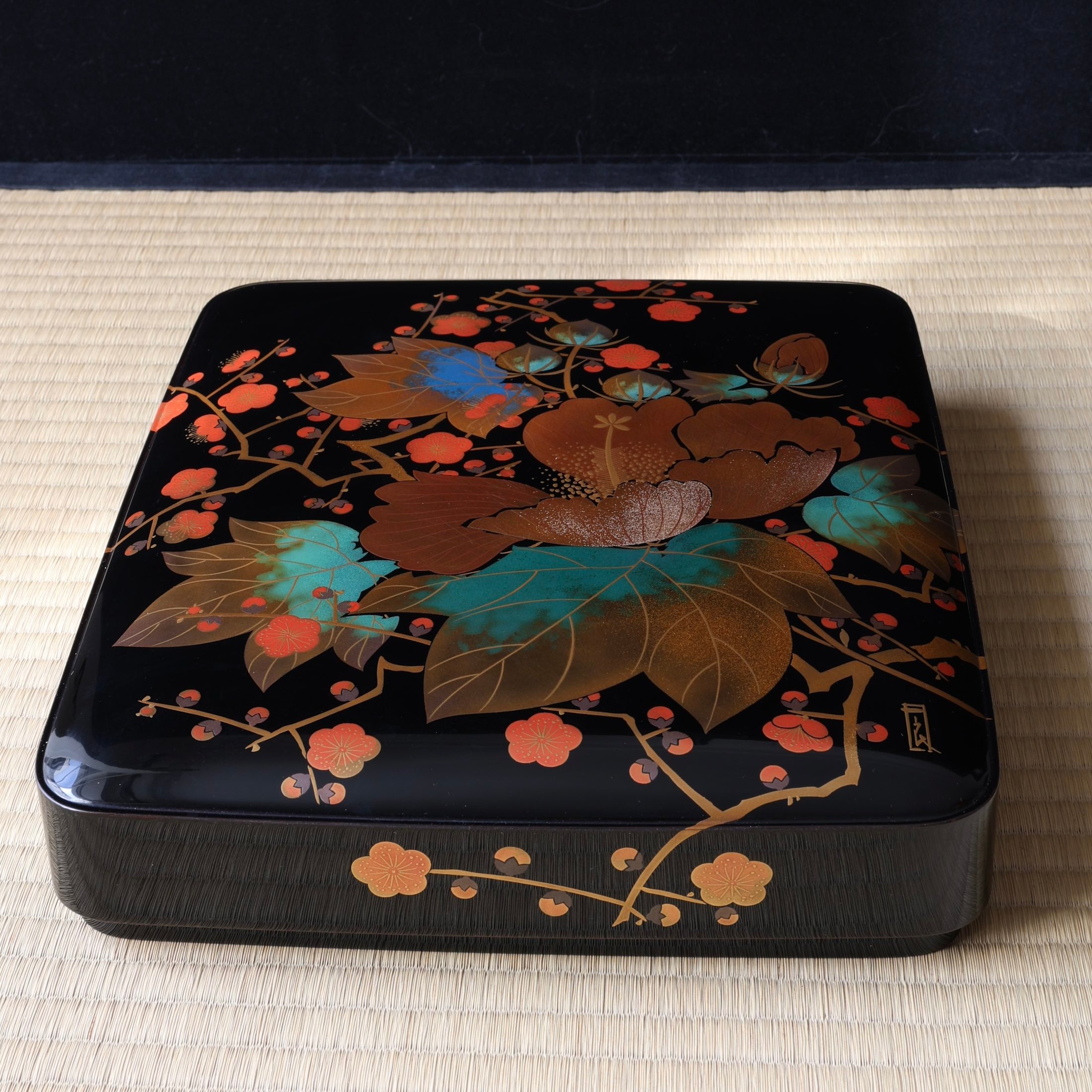 Suzuribako (Japanese writing box) in lacquer and gold, kōbai fuyō (red plum and hibiscus) decoration by Ichiryō Sakurai