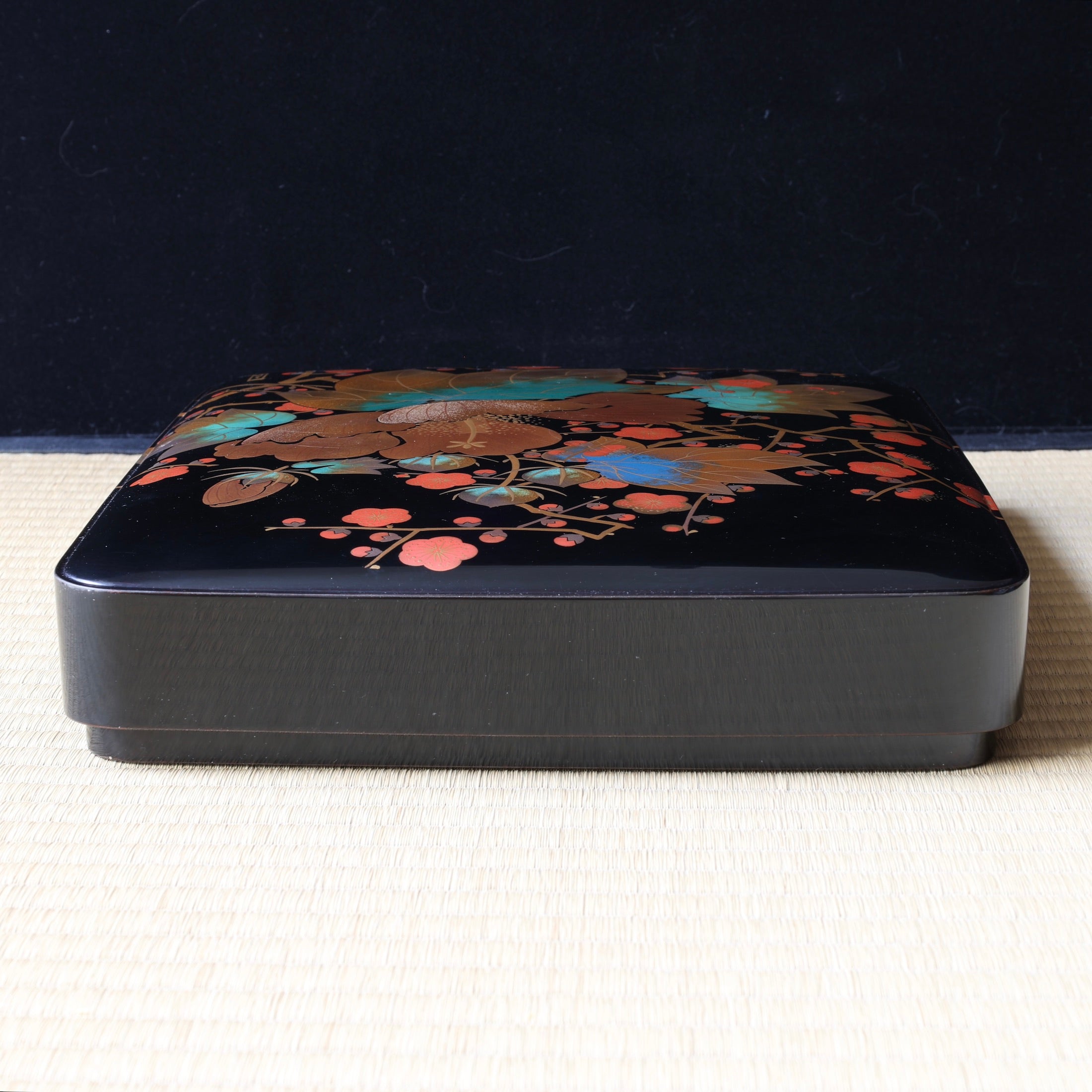 Suzuribako (Japanese writing box) in lacquer and gold, kōbai fuyō (red plum and hibiscus) decoration by Ichiryō Sakurai