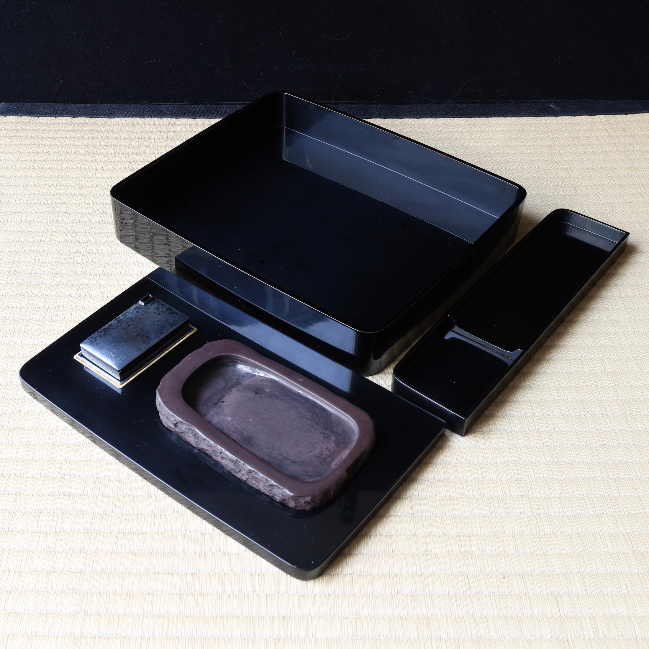 Suzuribako (Japanese writing box) in lacquer and gold, kōbai fuyō (red plum and hibiscus) decoration by Ichiryō Sakurai