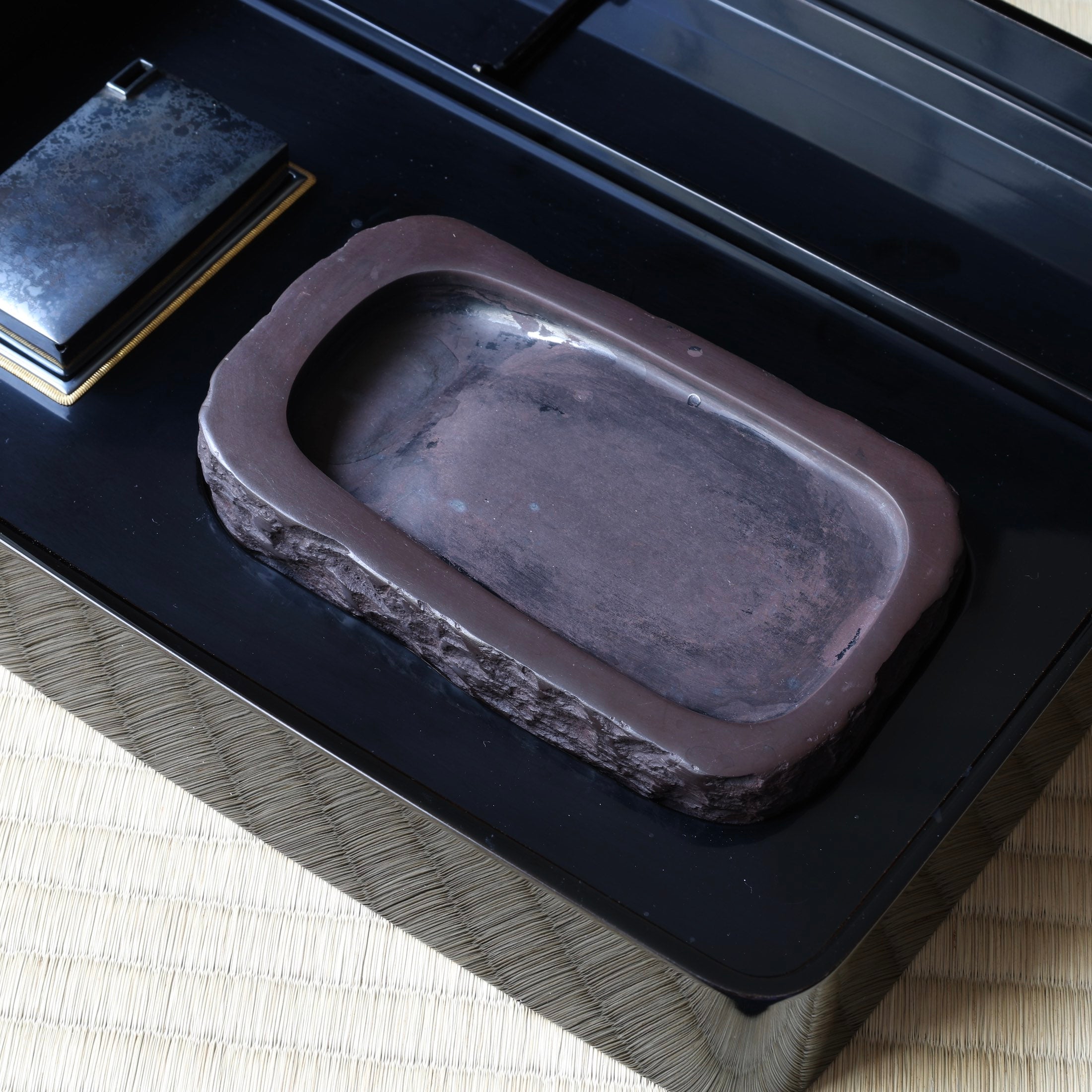 Suzuribako (Japanese writing box) in lacquer and gold, kōbai fuyō (red plum and hibiscus) decoration by Ichiryō Sakurai