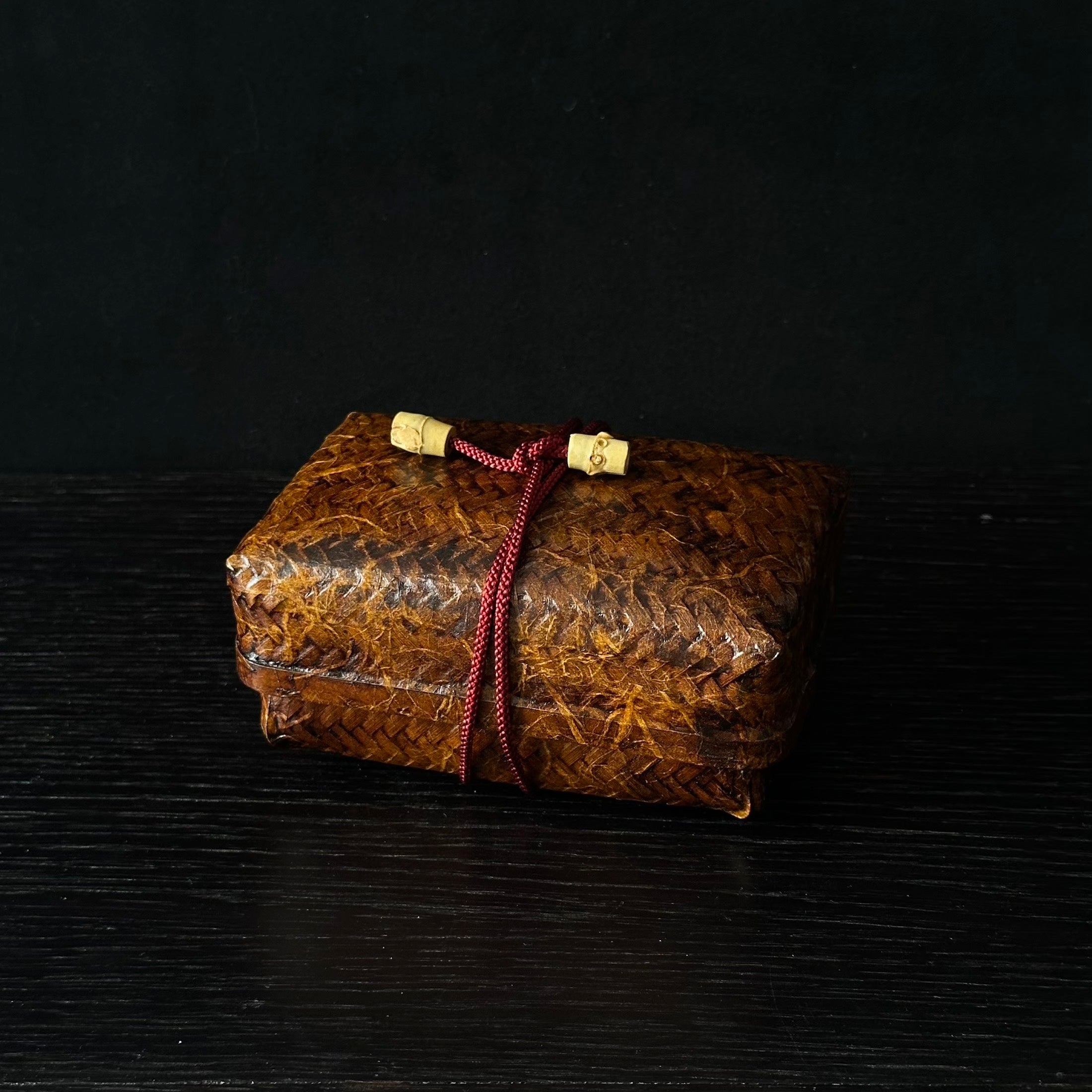 Boîte ikkanbari en bambou tressé, washi et kakishibu