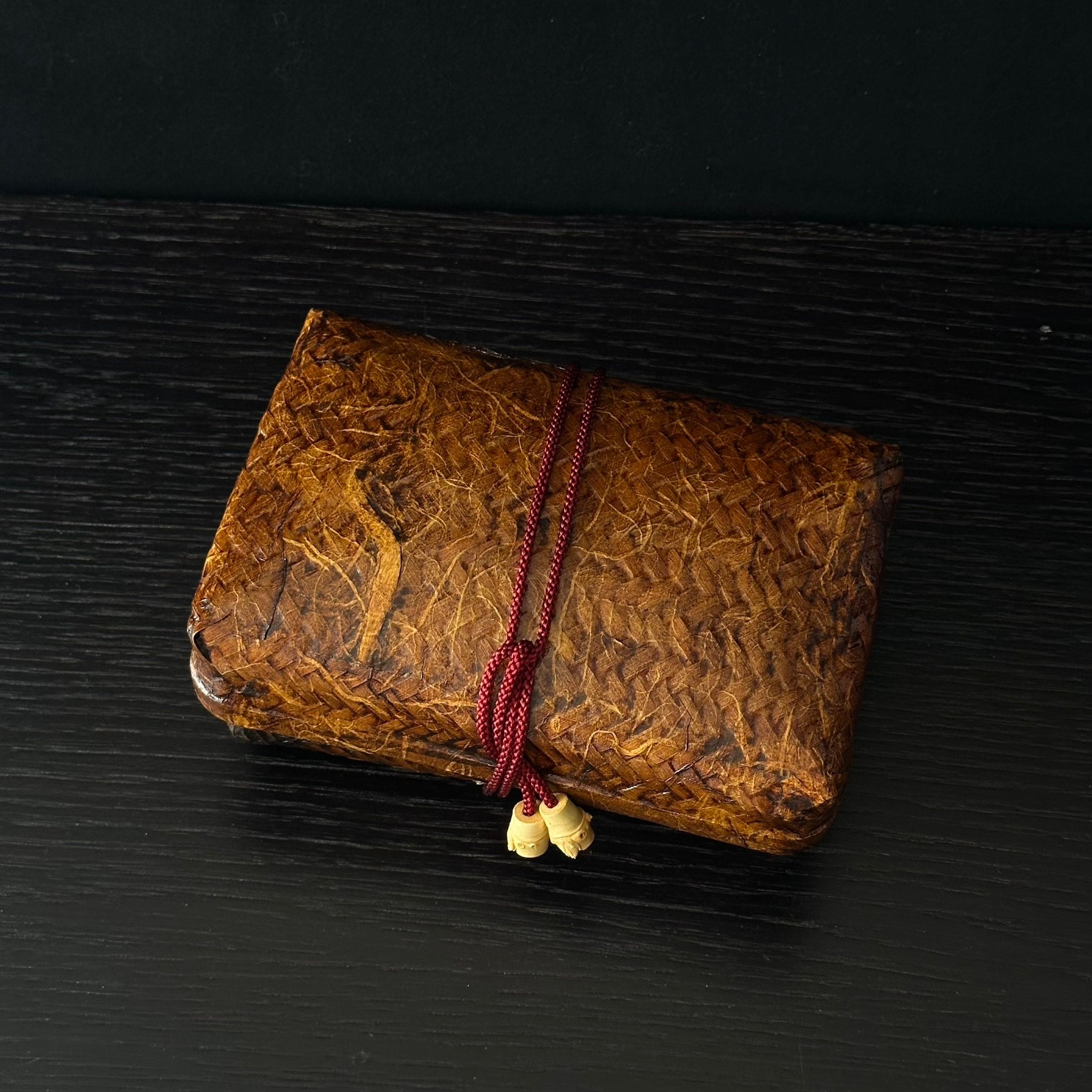 Boîte ikkanbari en bambou tressé, washi et kakishibu