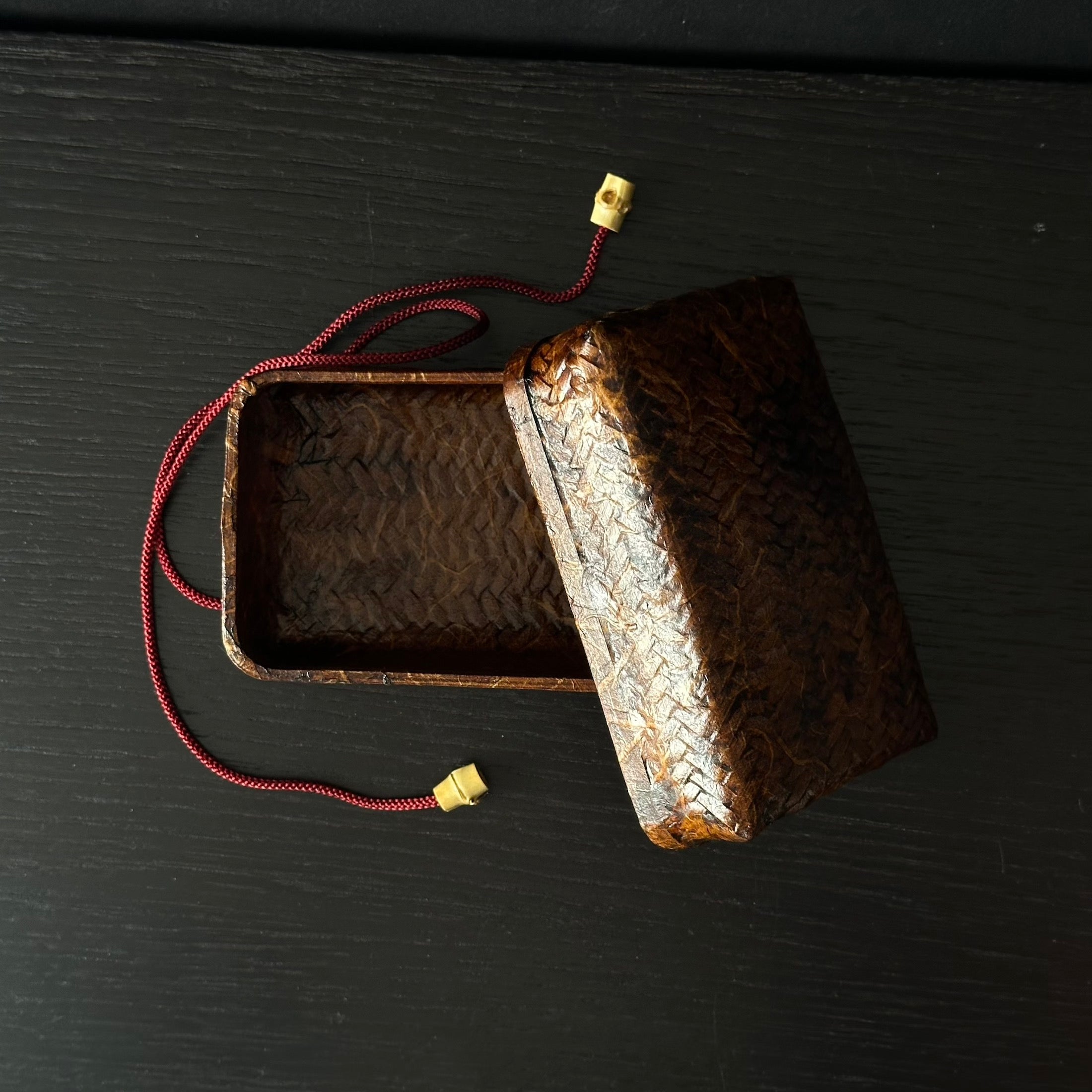 Boîte ikkanbari en bambou tressé, washi et kakishibu